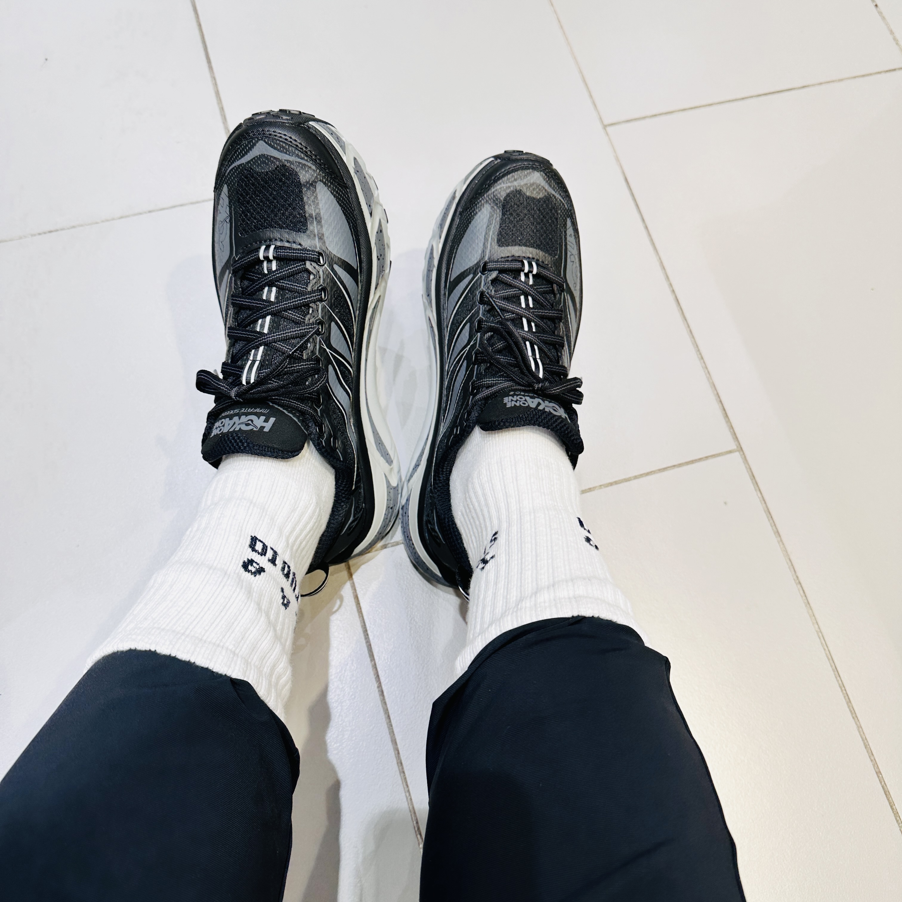 Hoka Mafate Speed 2 Black Castlerock, IAB Studio Socks White (5 Pack) 착용 스타일 - 4
