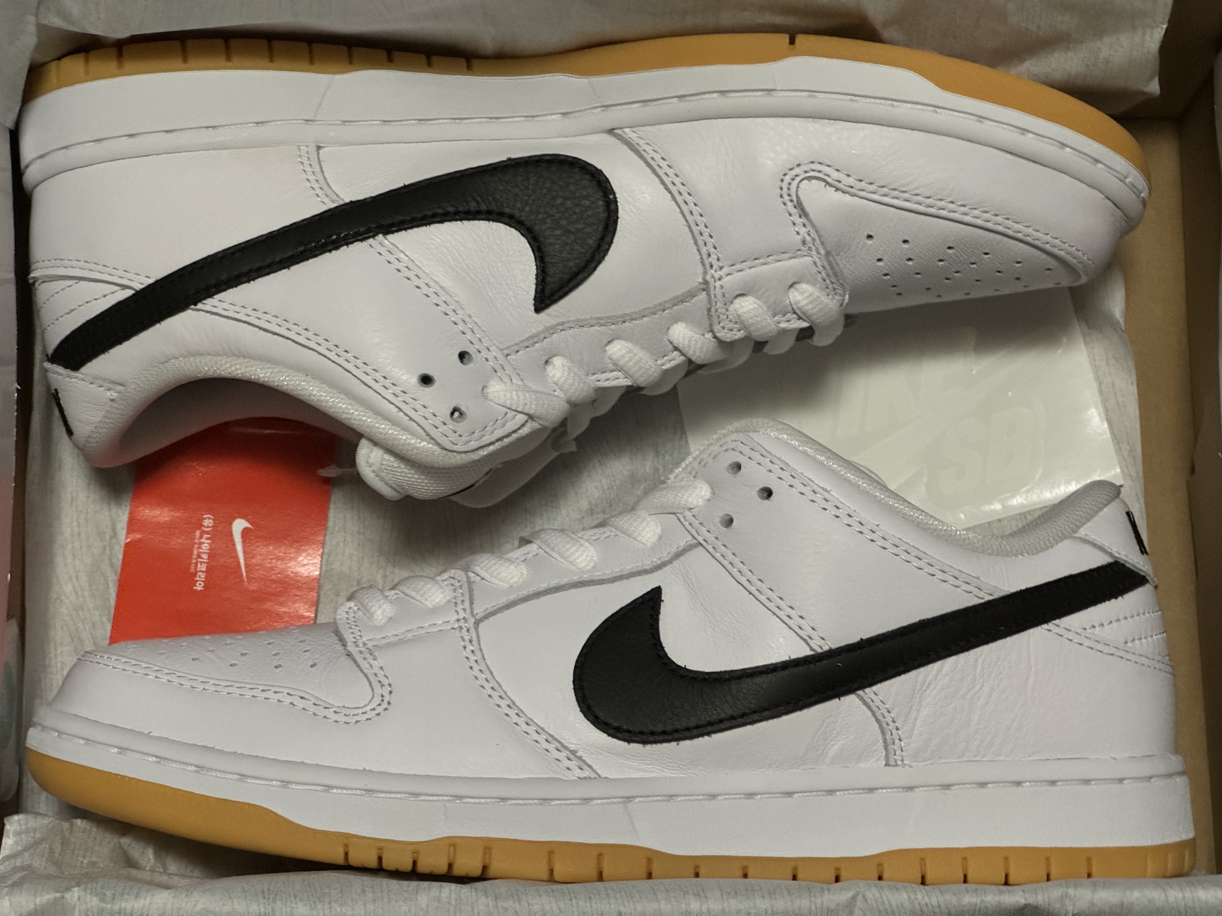 Nike SB Dunk Low Pro White and Gum Light Brown 착용 스타일