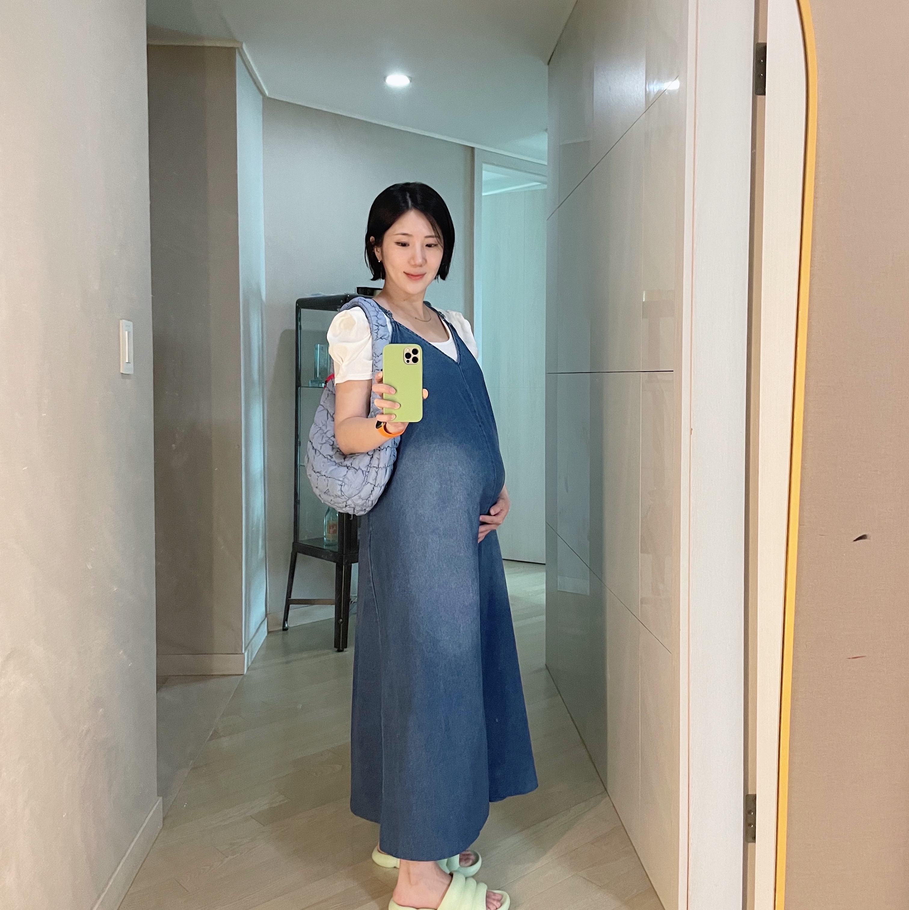 COS Quilted Mini Bag Light Blue 착용 스타일 - 2