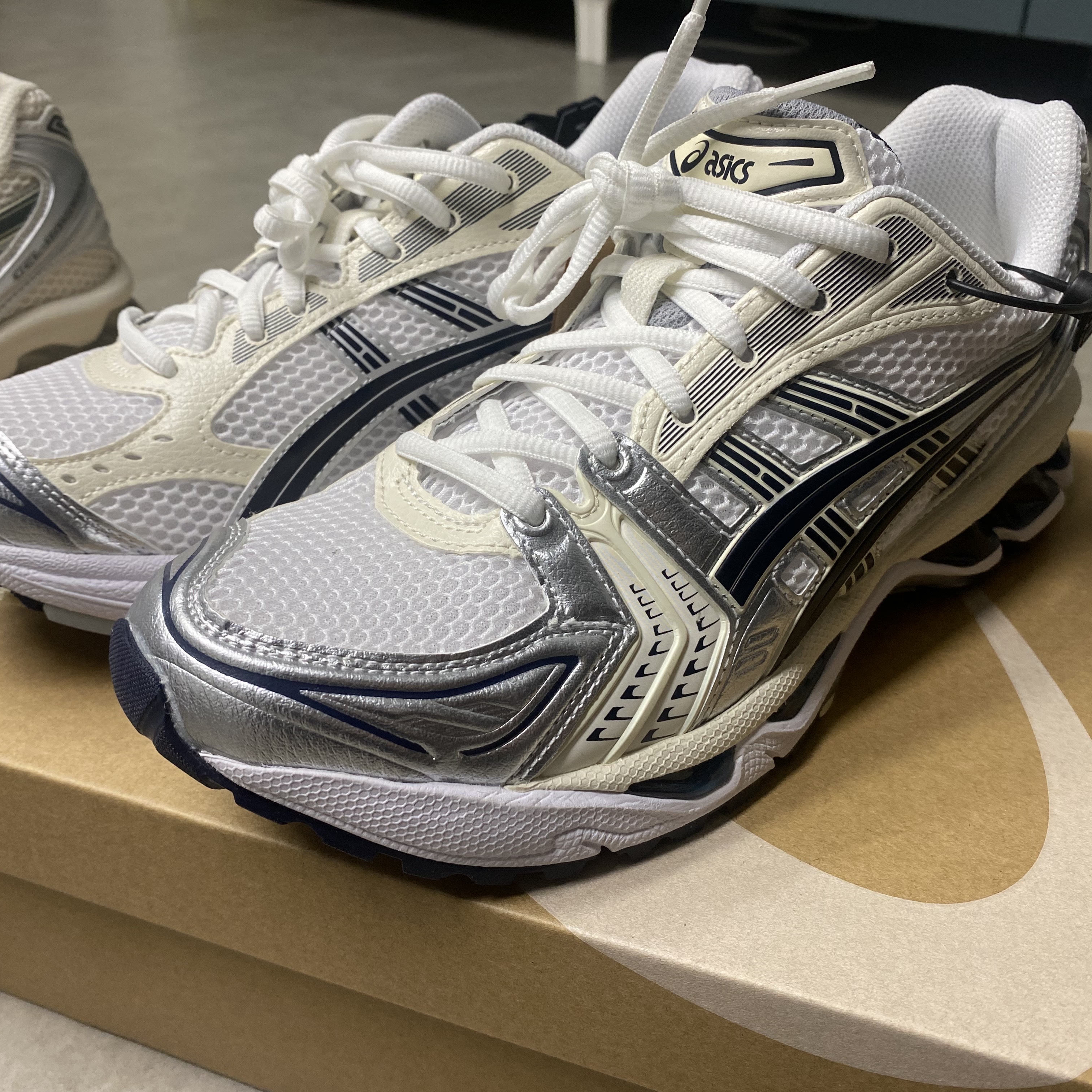 (W) Asics Gel-Kayano 14 White Midnight, Asics Gel-Kayano 14 Birch Dark Pewter 착용 스타일 - 2