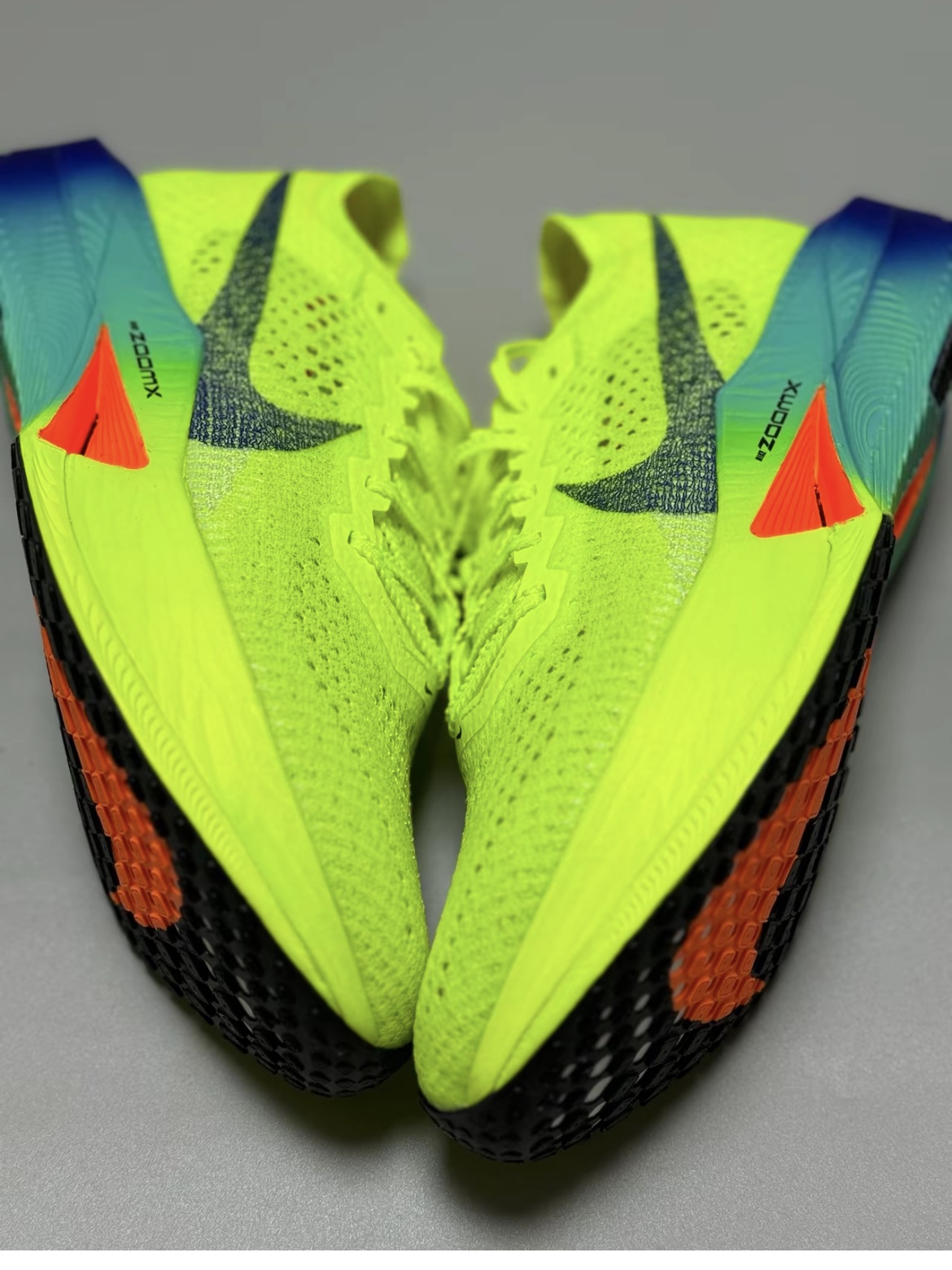 Nike ZoomX Vaporfly Next% 3 Volt Scream Green 착용 스타일 - 3