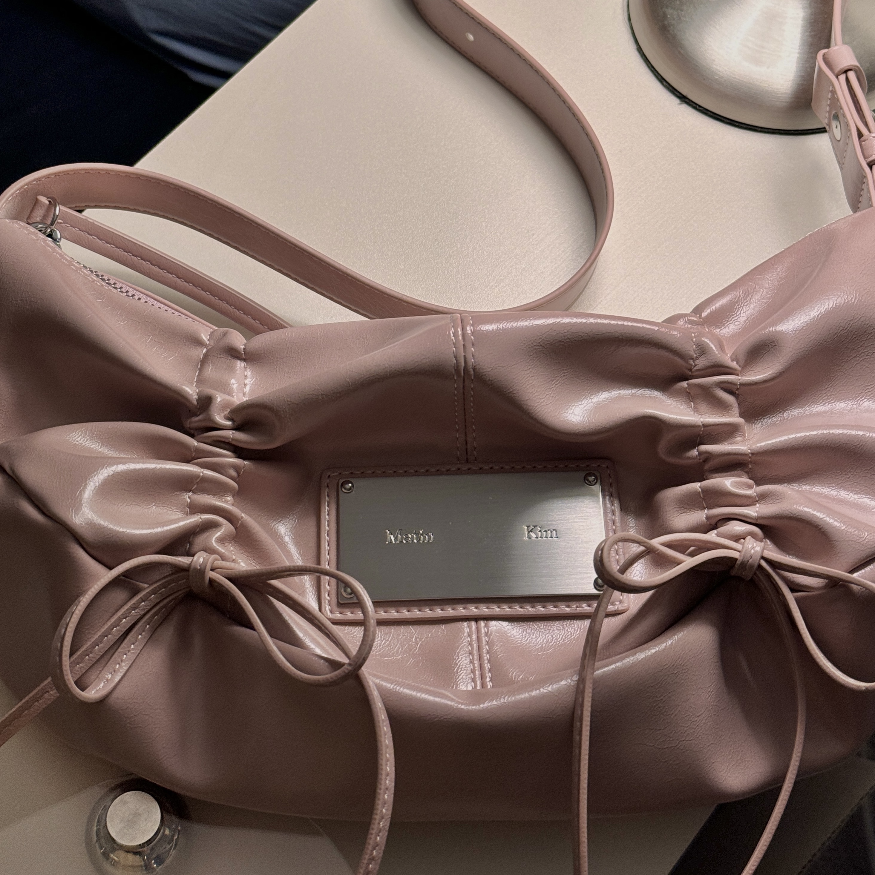 Matin Kim Half Shirring Ribbon Round Bag Pink 착용 스타일