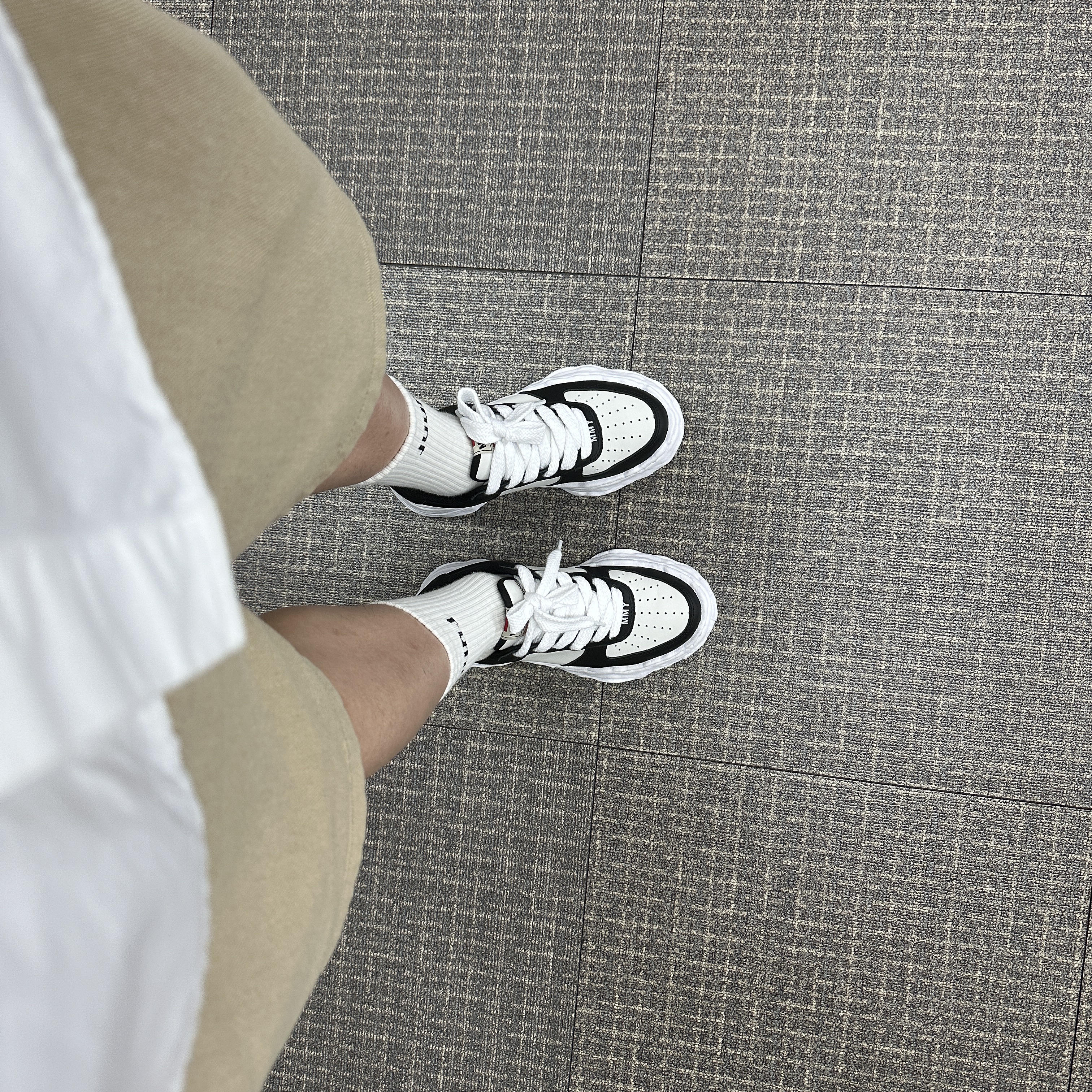 Maison Mihara Yasuhiro Wayne OG Sole Leather Low-top Sneakers Black White 착용 스타일