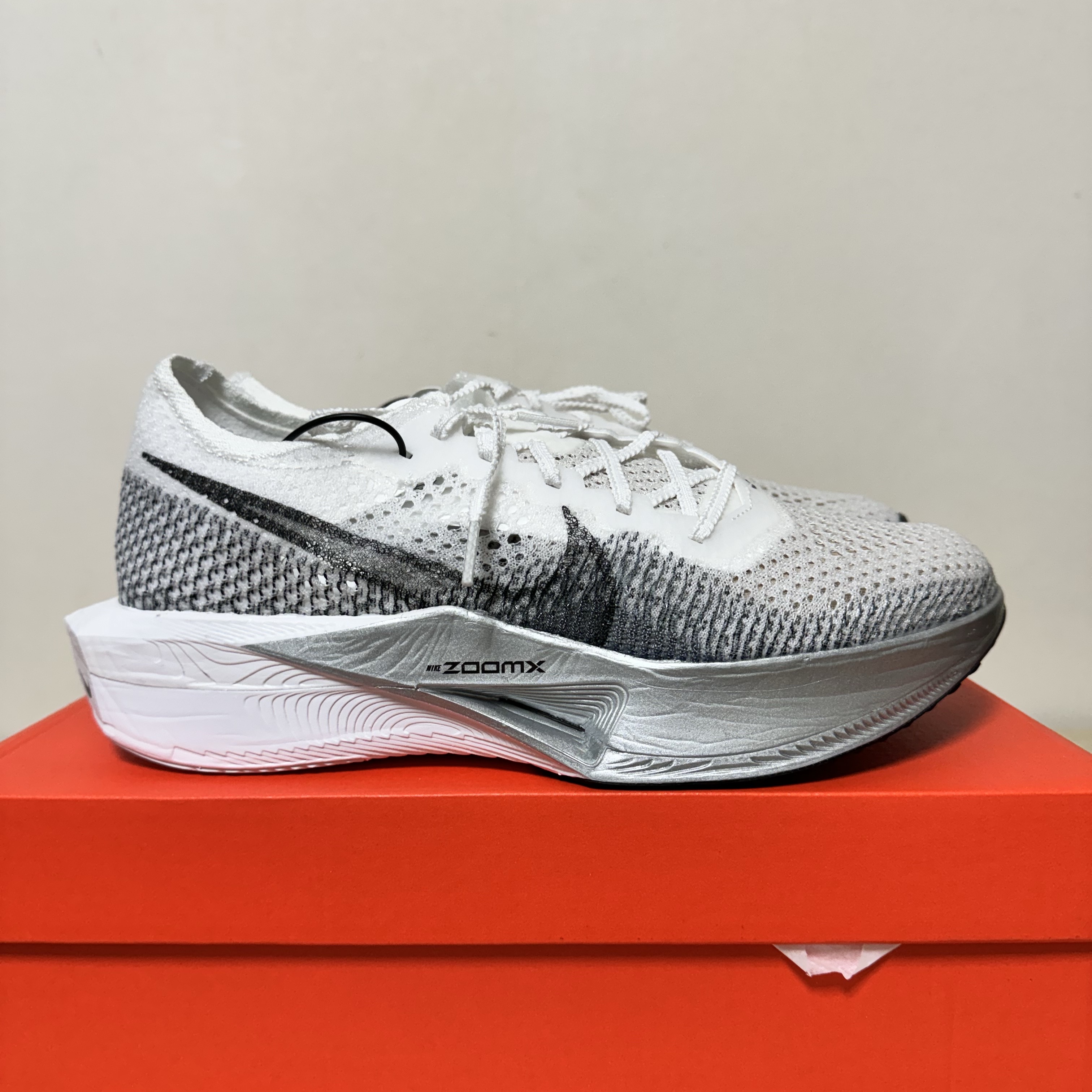 Nike ZoomX Vaporfly Next% 3 White Grey 착용 스타일 - 2