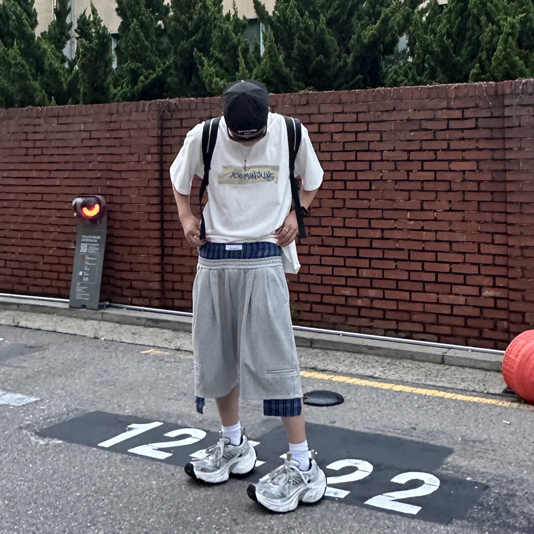 Hansroom Chrome Hearts One Ball Tiny Cross Charm, Balenciaga 10XL Sneakers White Grey Silver Black 착용 스타일 - 2