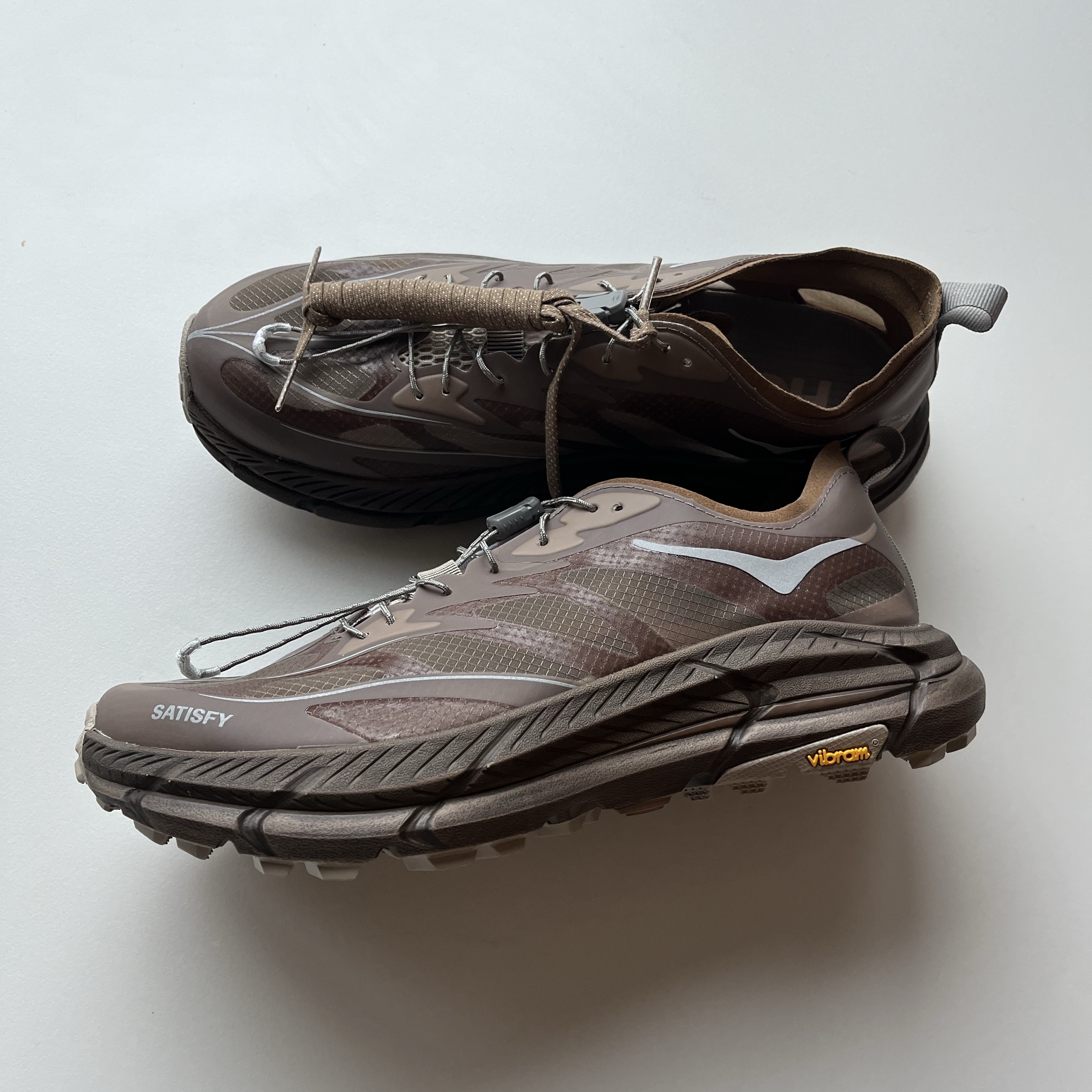 Hoka x Satisfy Mafate Speed 4 Lite Rubber 착용 스타일 - 1