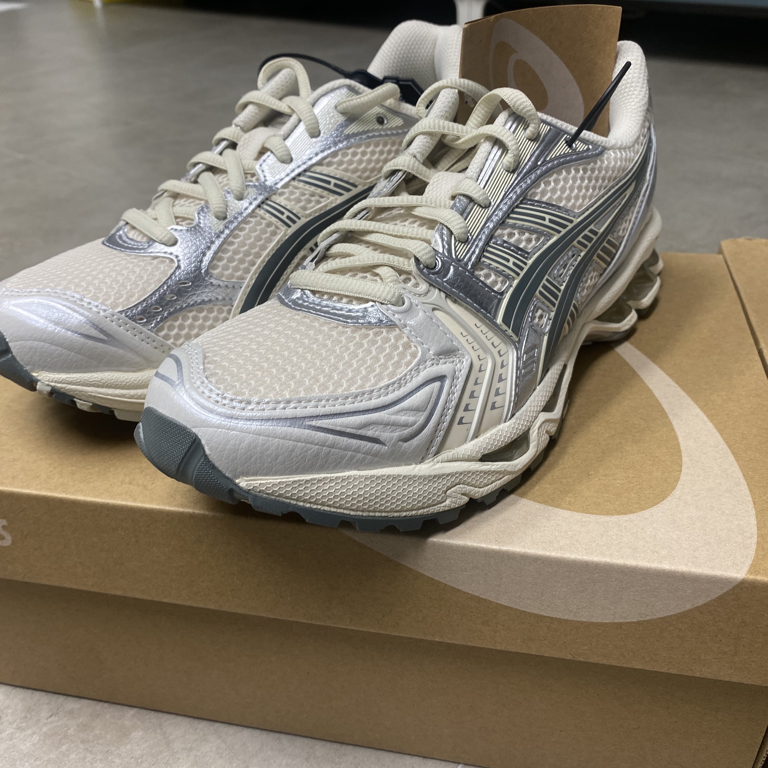 (W) Asics Gel-Kayano 14 White Midnight, Asics Gel-Kayano 14 Birch Dark Pewter 착용 스타일 - 3