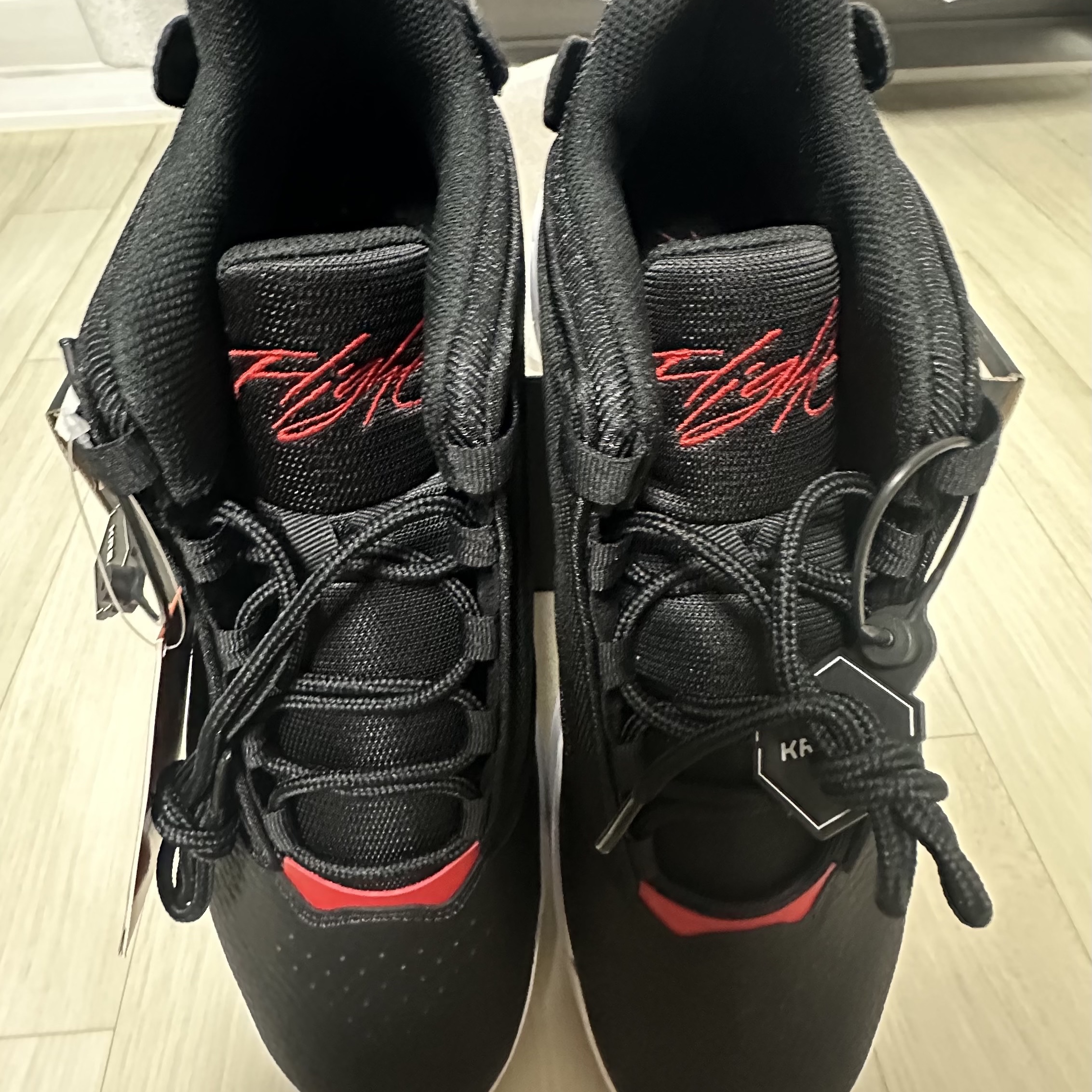 Jordan Max Aura 4 Black University Red 착용 스타일 - 2