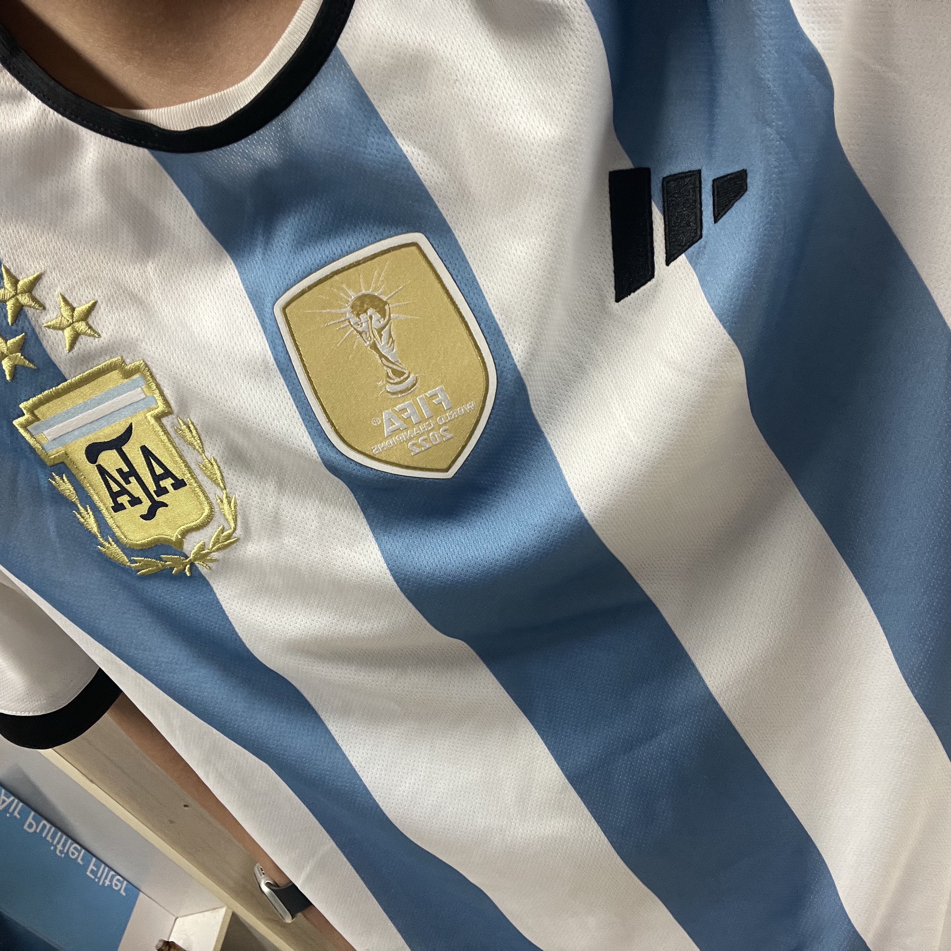 Adidas Argentina Home Jersey 2022 Winners 3-Star White Light Blue - US Sizing (Non Marking Ver.) 착용 스타일