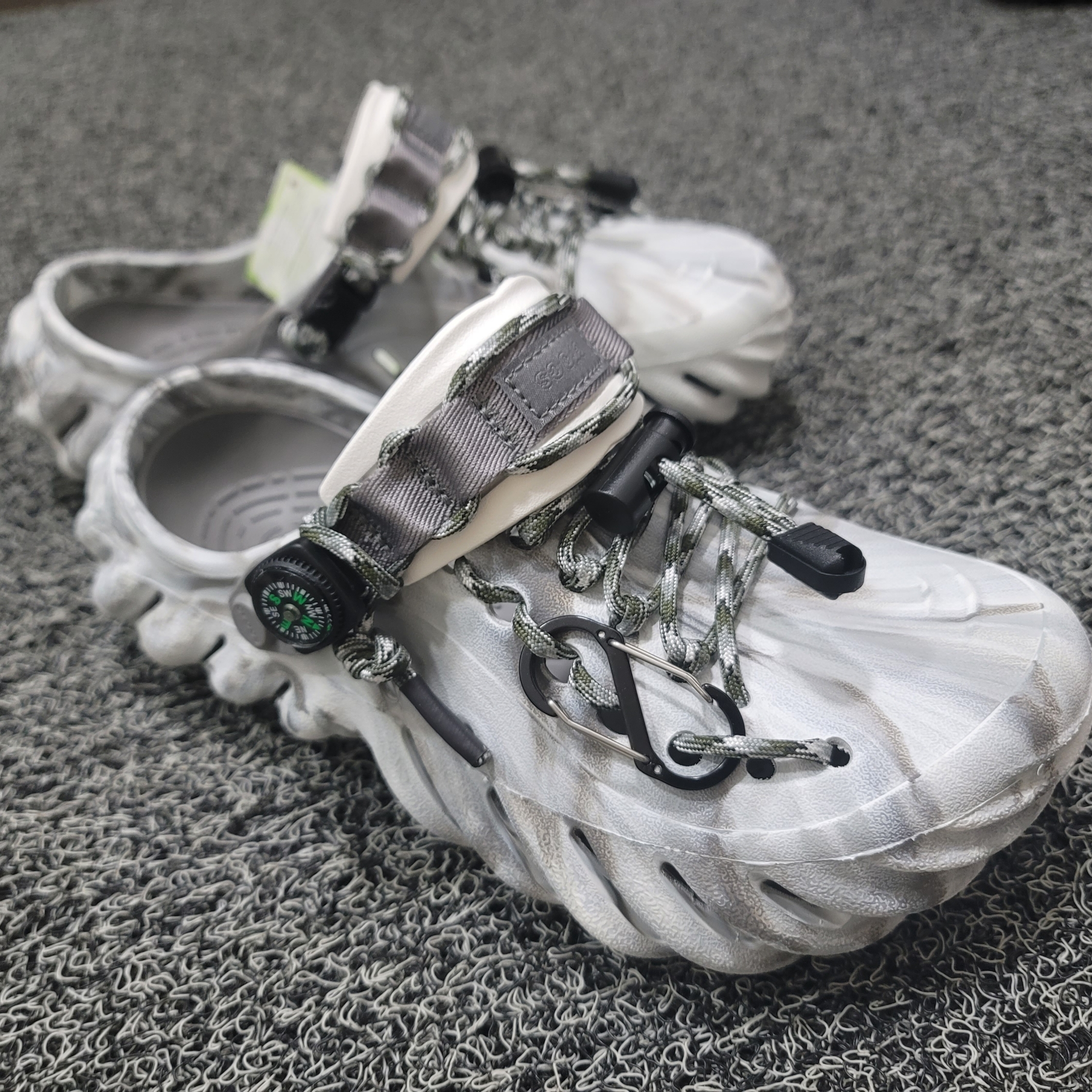 Crocs Echo Marbled Clog Moonlight Multi 착용 스타일 - 7