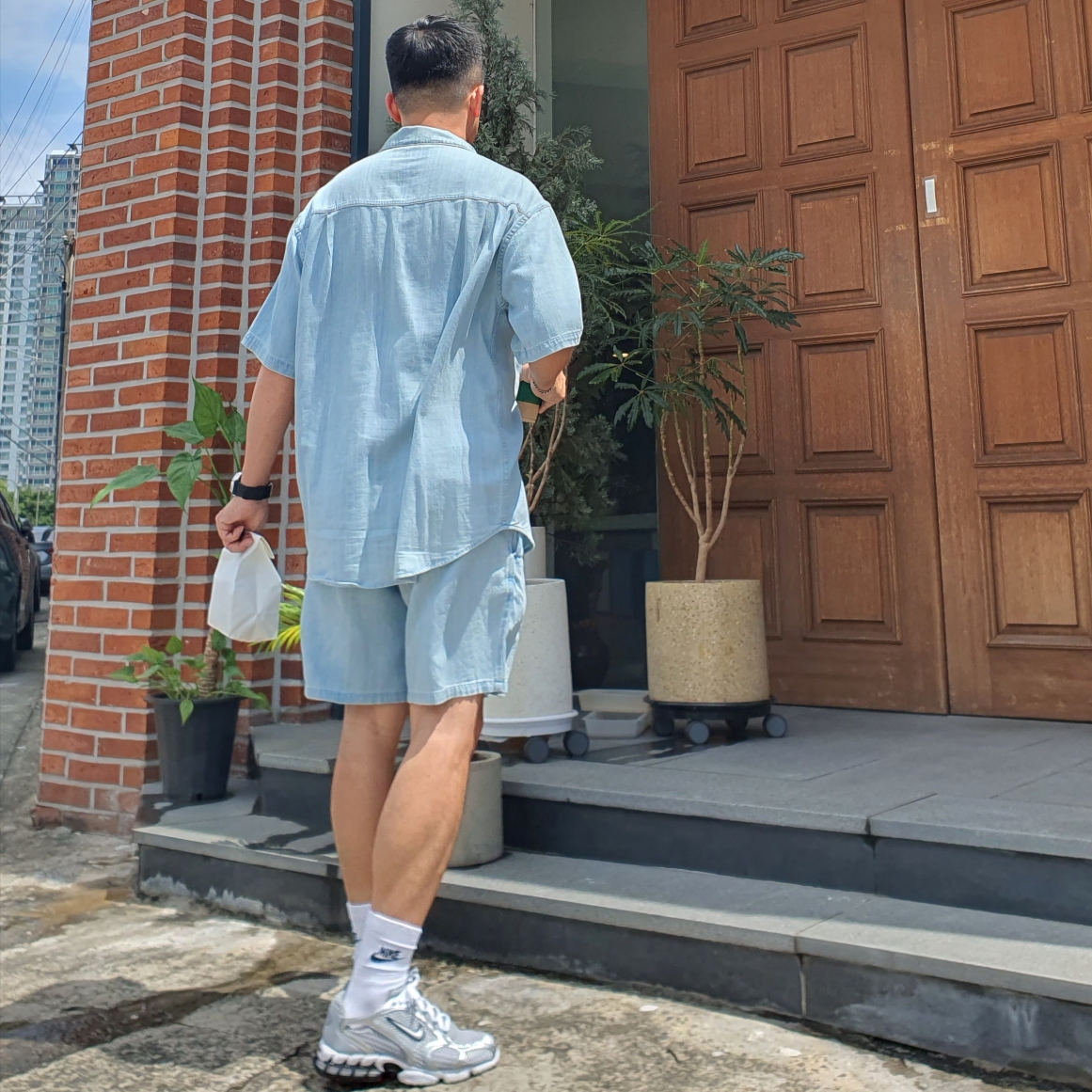 Nike Air Zoom Spiridon Cage 2 Metallic Silver, Nike Everyday Essential Crew Socks White Black (3 Pack/Korean Ver.) 착용 스타일 - 1