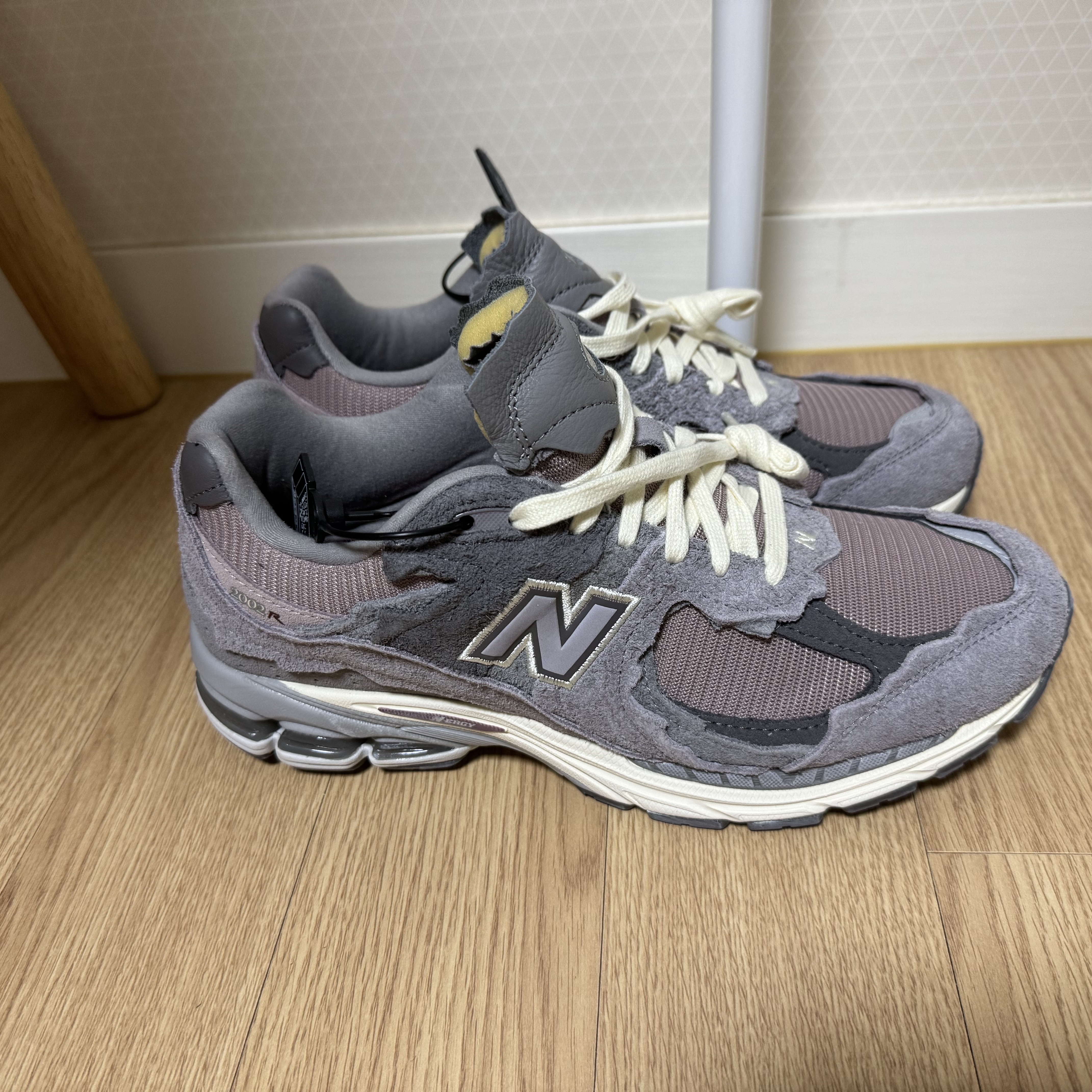 New Balance 2002R Protection Pack Zinc Eiffel Tower 착용 스타일 - 1
