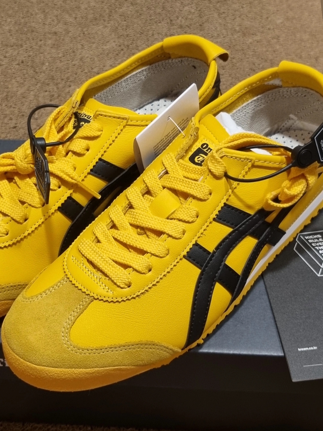 Onitsuka Tiger Mexico 66 Yellow Black 착용 스타일 - 2