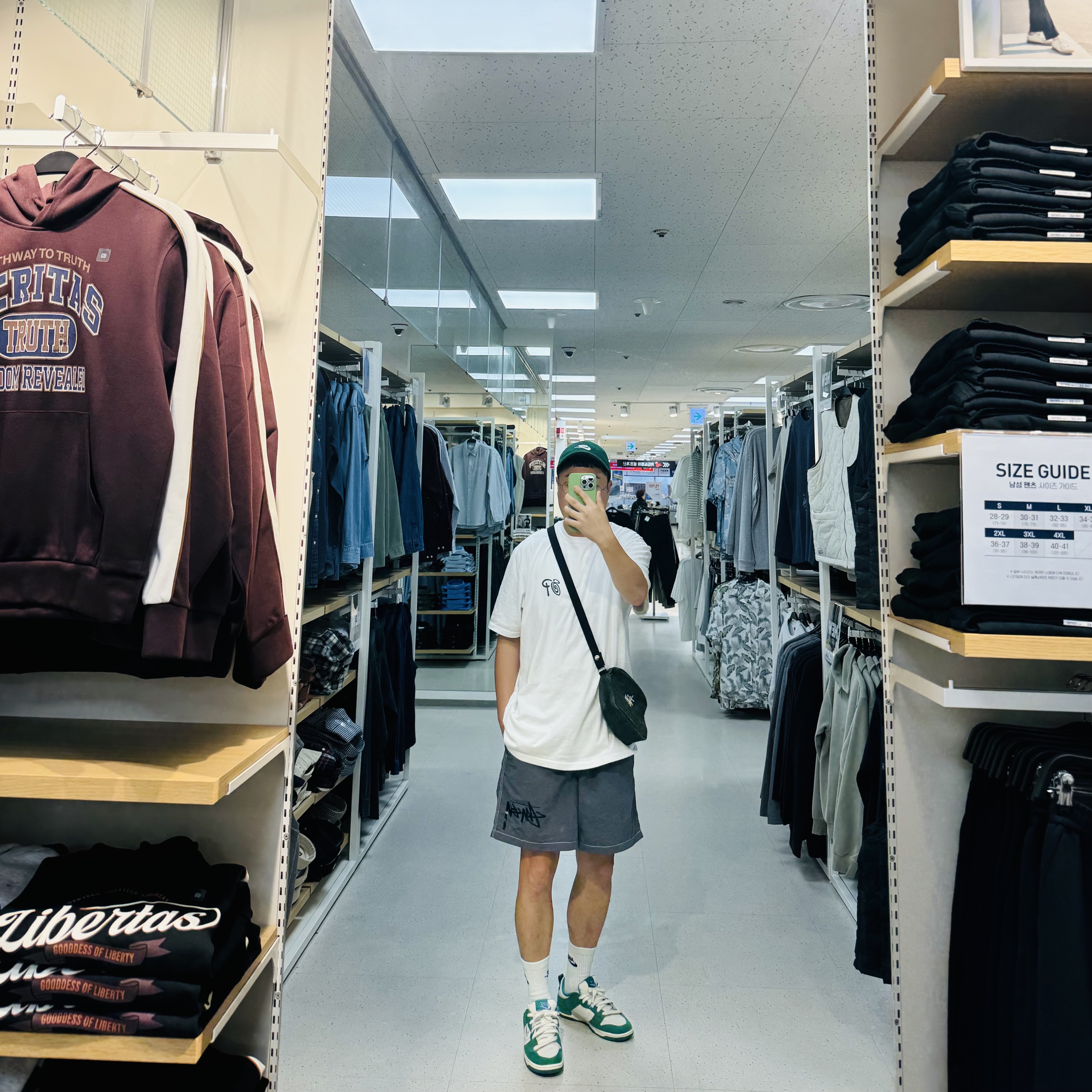 Nike Heritage 86 Futura Washed Cap Gorge Green, Stussy x Patta Sound Connection T-Shirt White 착용 스타일 - 1