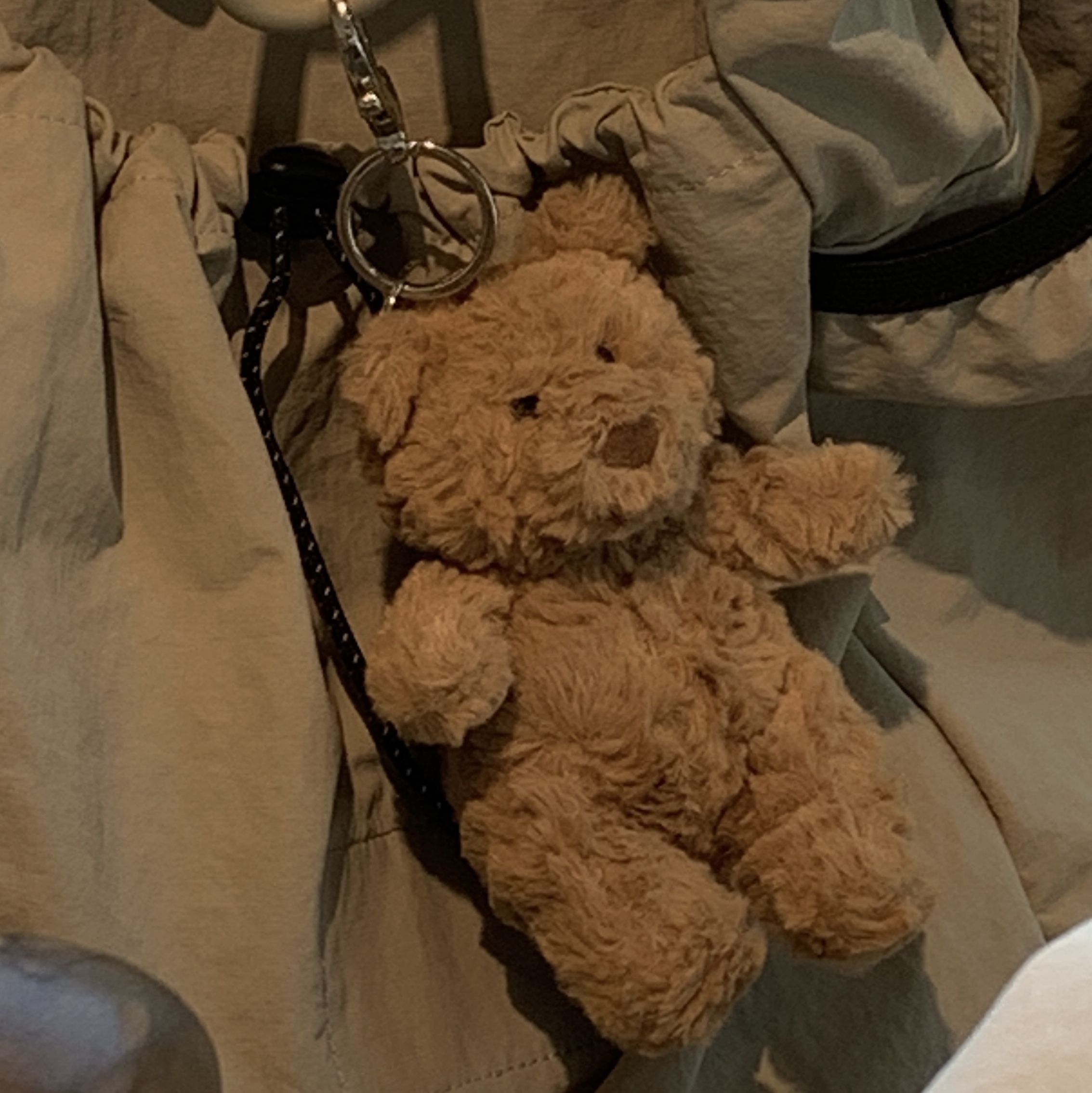 Jellycat Bartholomew Bear Bag Charm Brown 착용 스타일 - 2