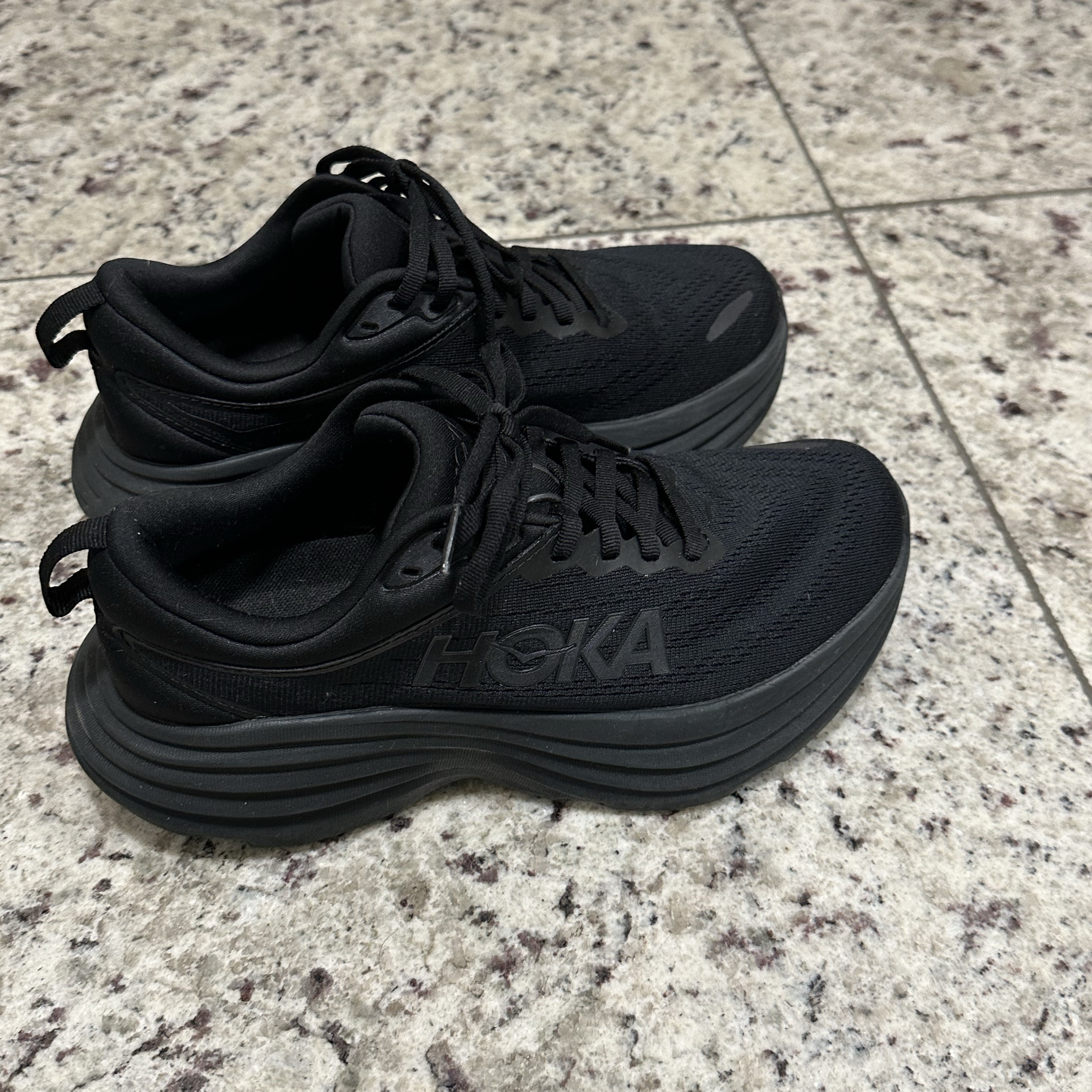 Hoka Bondi 8 Black - Wide 착용 스타일 - 1