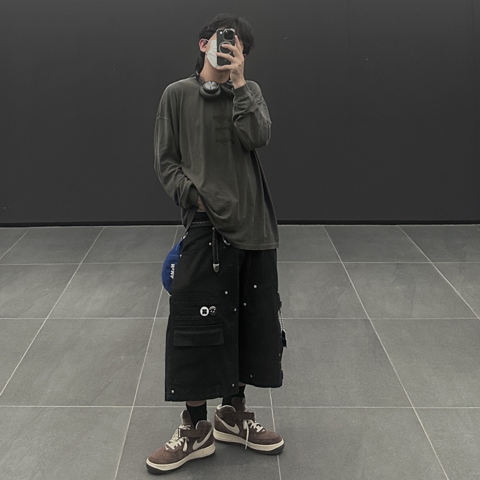 Nos Couleurs x Koin Rivet Carpenter Shorts Black, New Era x MoMA New York Yankees Cap Bright Royal 착용 스타일 - 1
