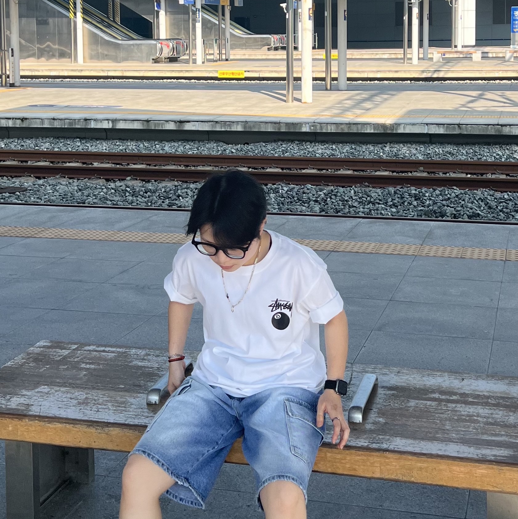 Stussy 8 Ball Pigment Dyed T-Shirt Natural, Vans Knu-Skool Black True White 착용 스타일 - 2