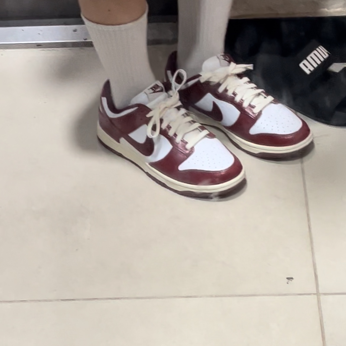 (W) Nike Dunk Low Retro PRM Team Red and White 착용 스타일 - 1