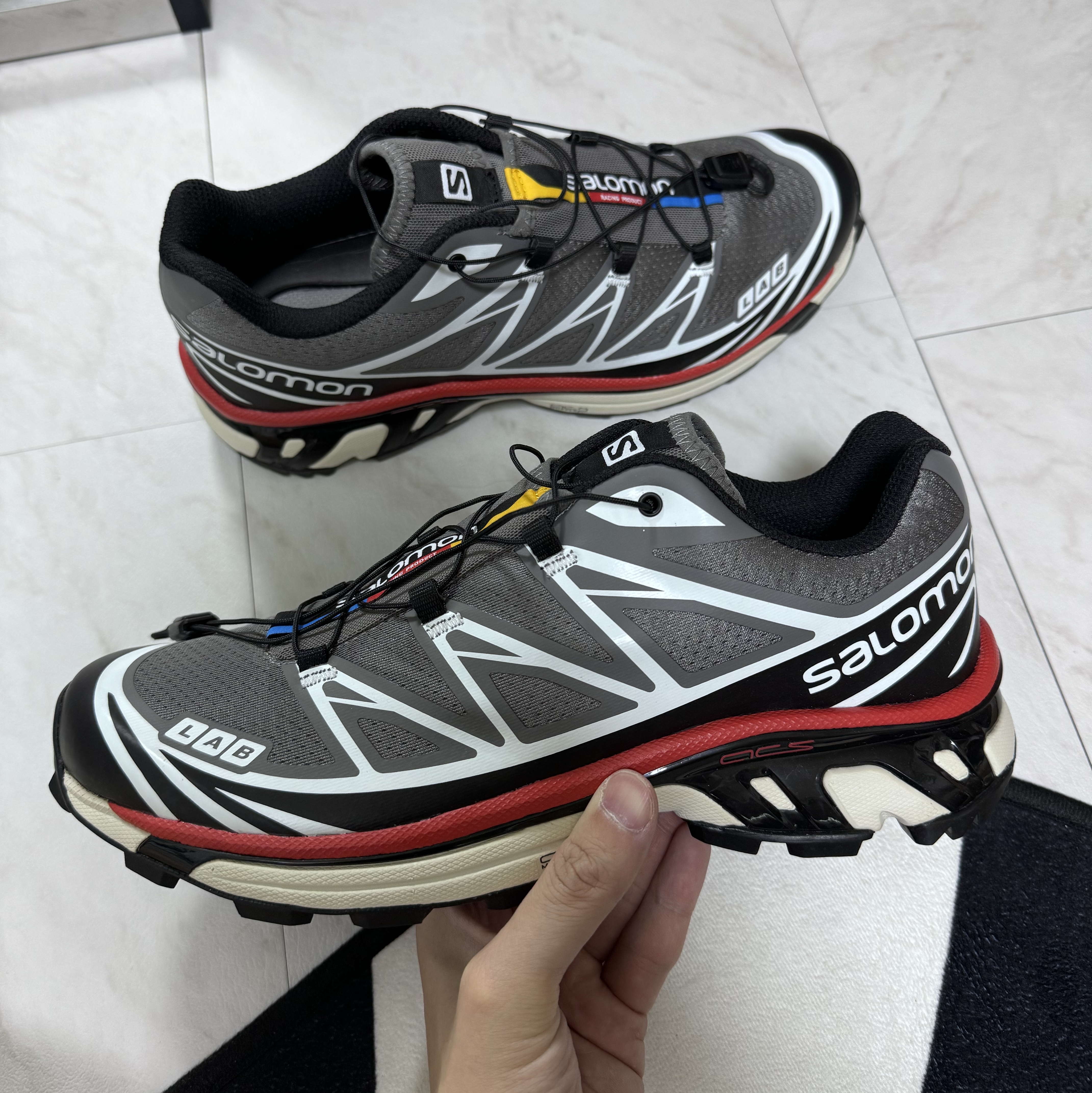 Salomon XT-6 Pewter Aurora Red 착용 스타일