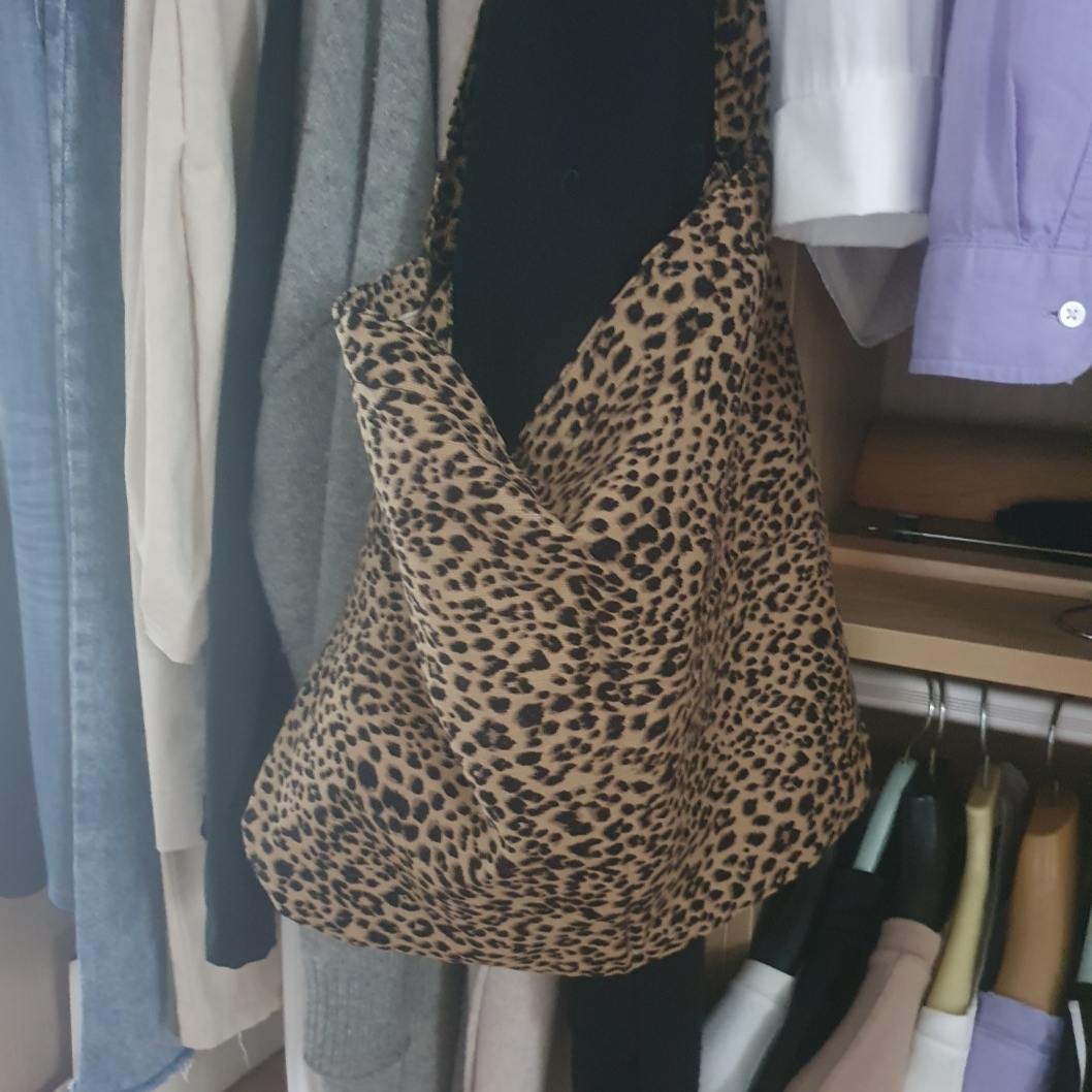 Emis 22Y Leopard Corduroy Eco Bag Brown 착용 스타일