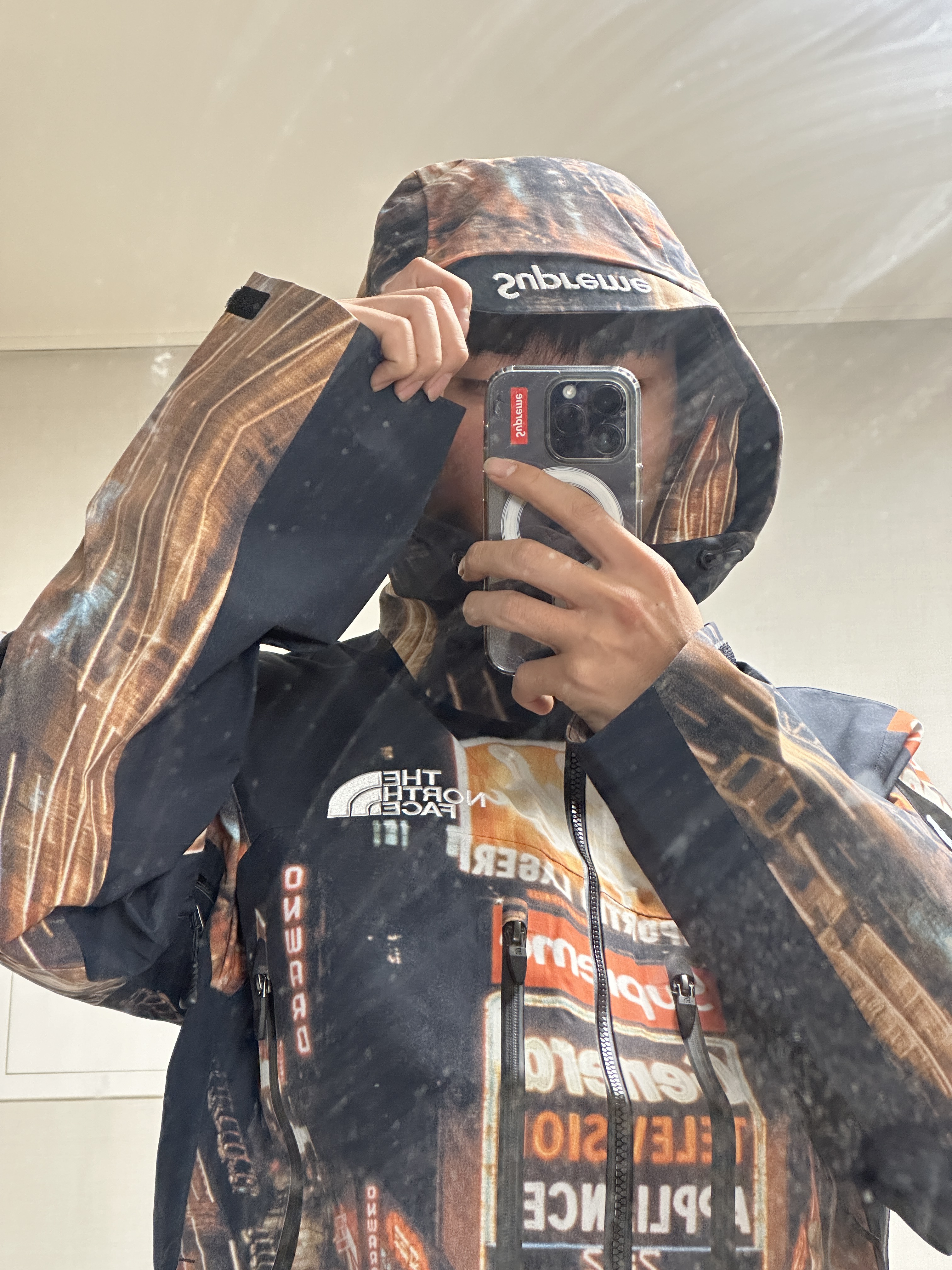 Supreme x The North Face Taped Seam Shell Jacket Times Square - 22FW 착용 스타일 - 2