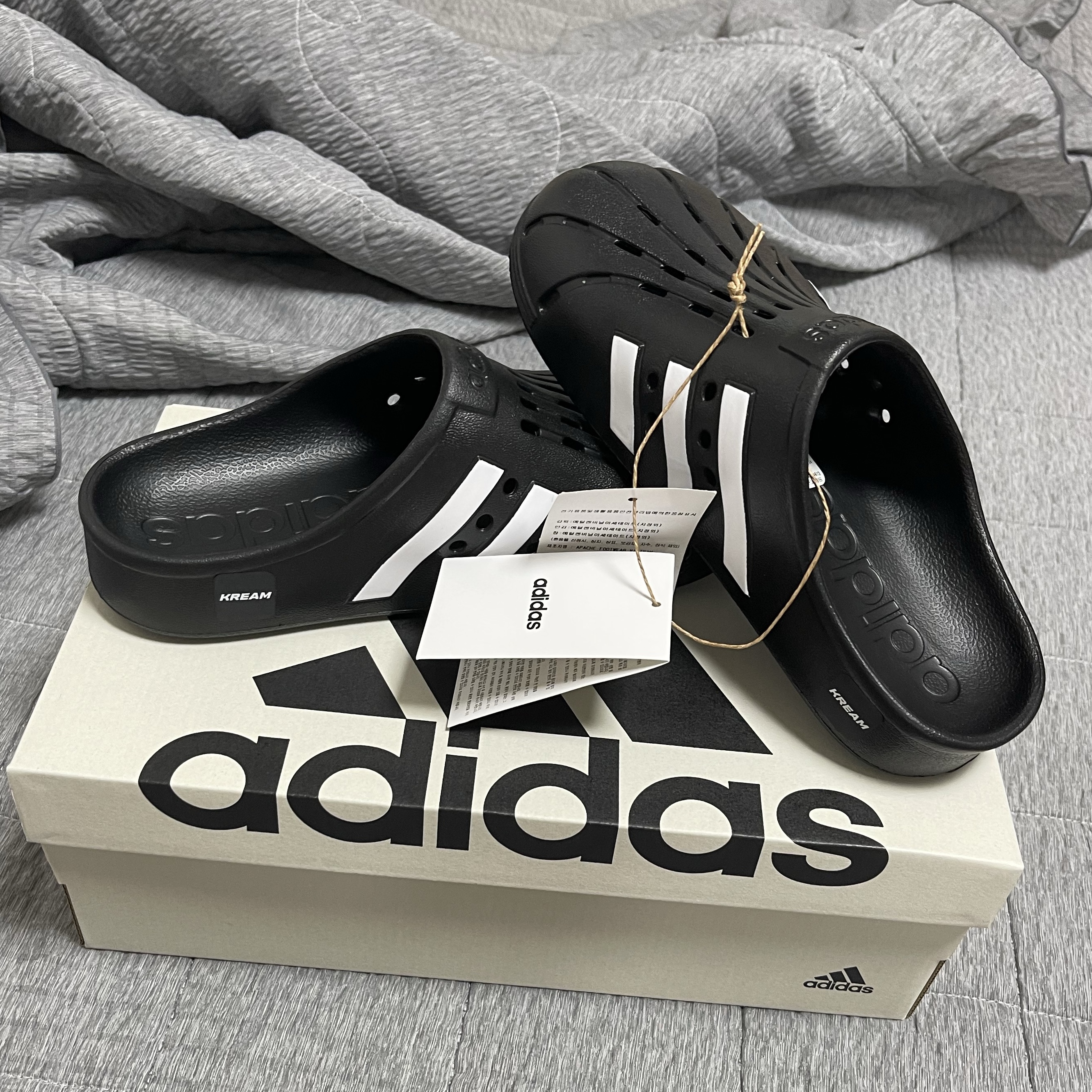 Adidas Adilette Clog Black White 착용 스타일