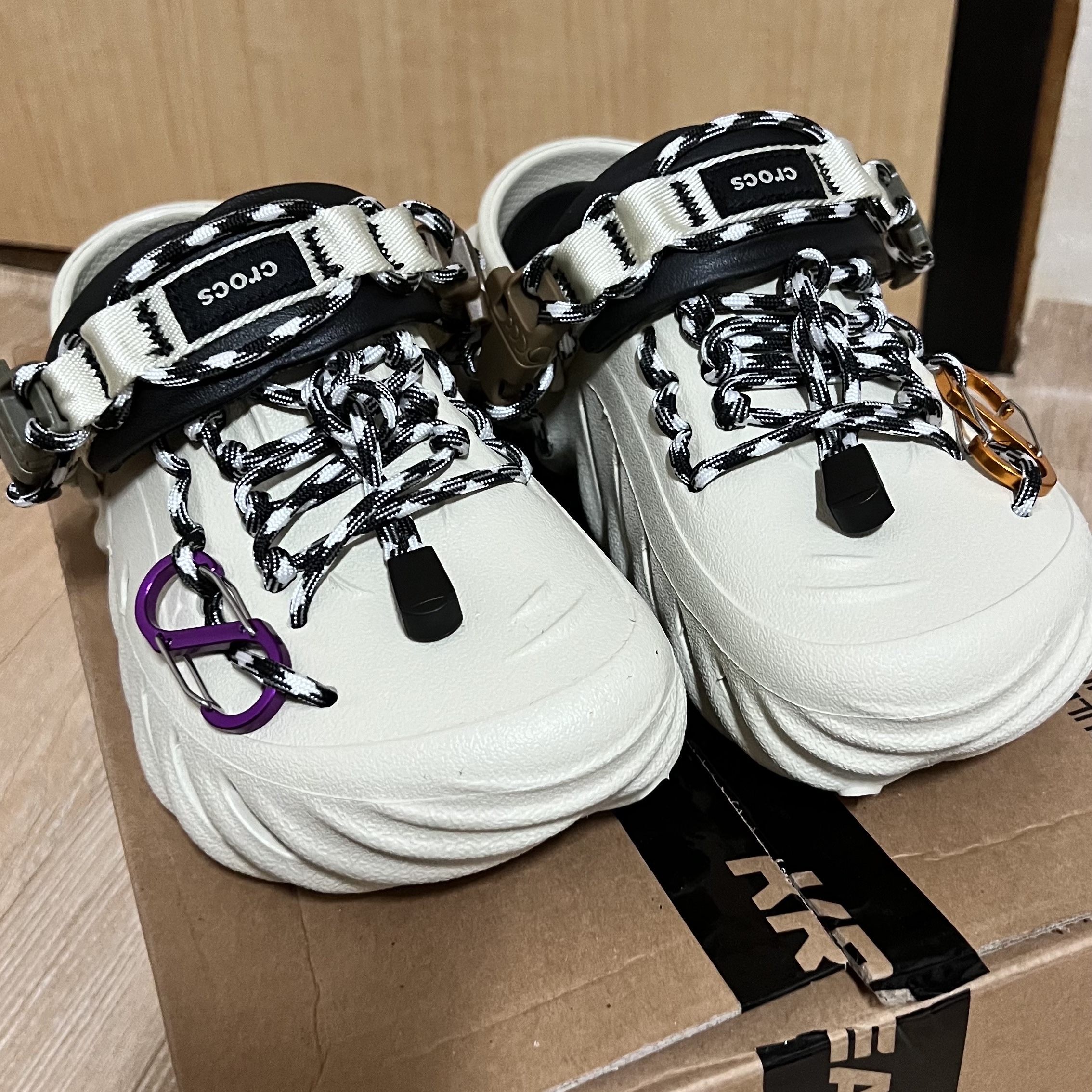 Crocs Echo Clog Bone Black 착용 스타일 - 1