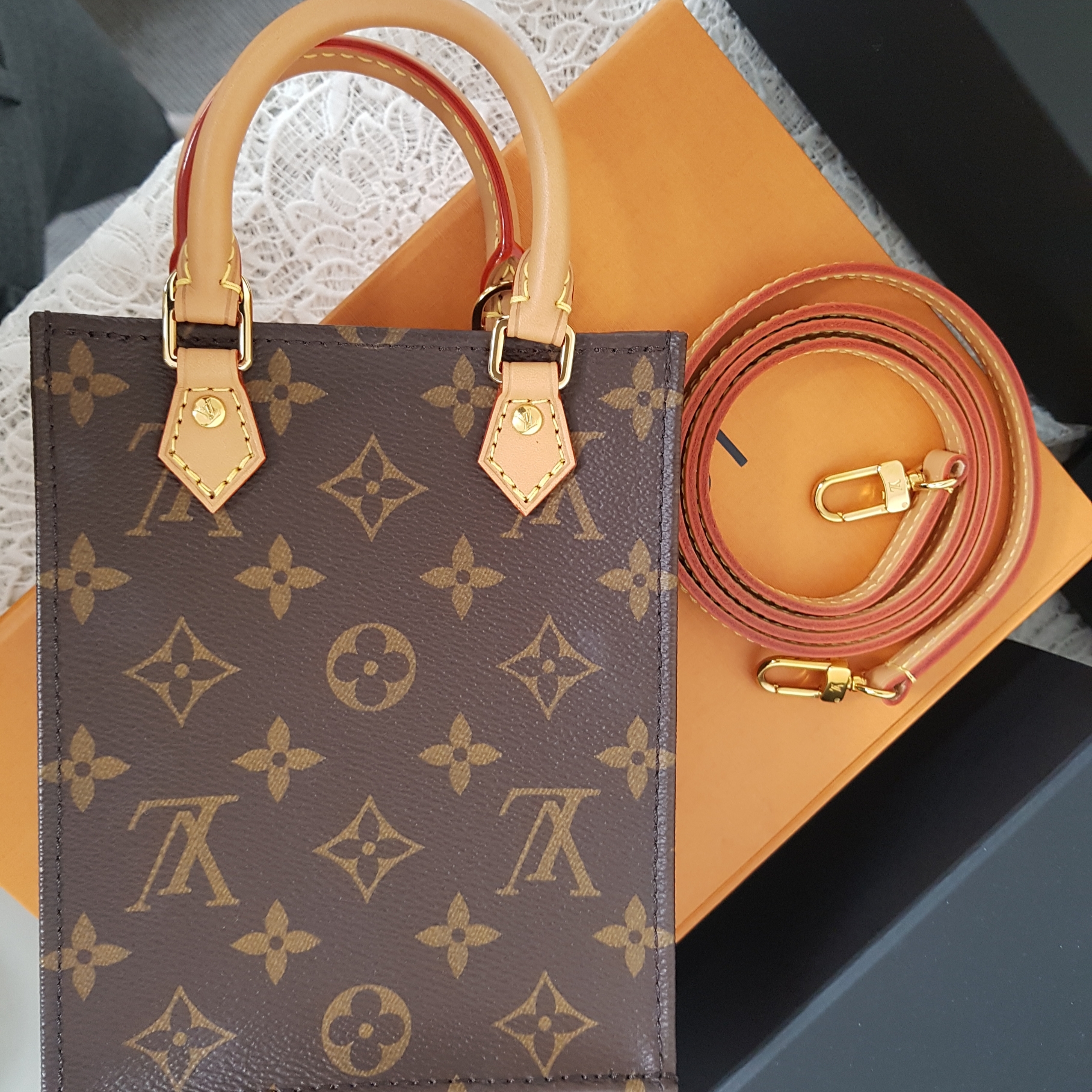 Louis Vuitton Petit Sac Plat Monogram 착용 스타일 - 1
