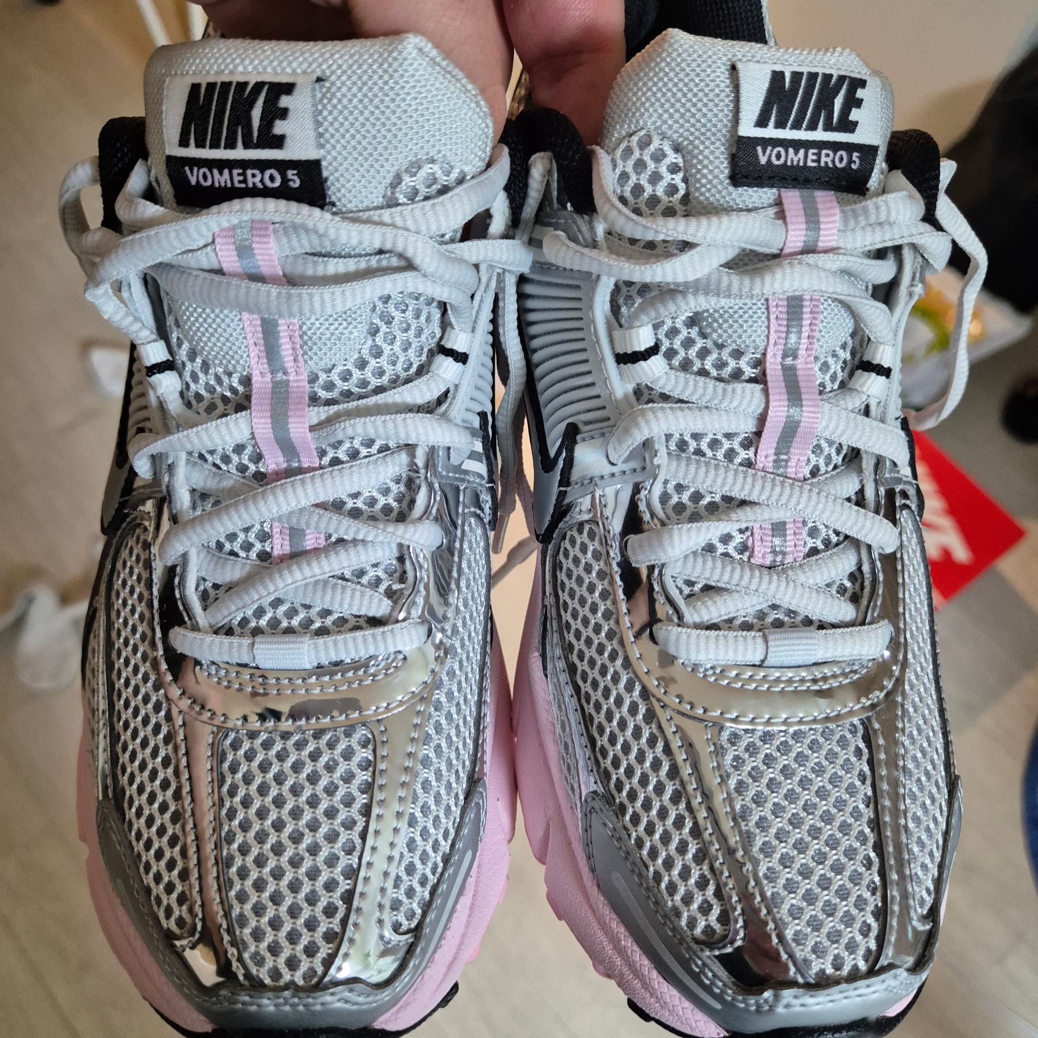 (W) Nike Zoom Vomero 5 Photon Dust Pink Foam 착용 스타일 - 1