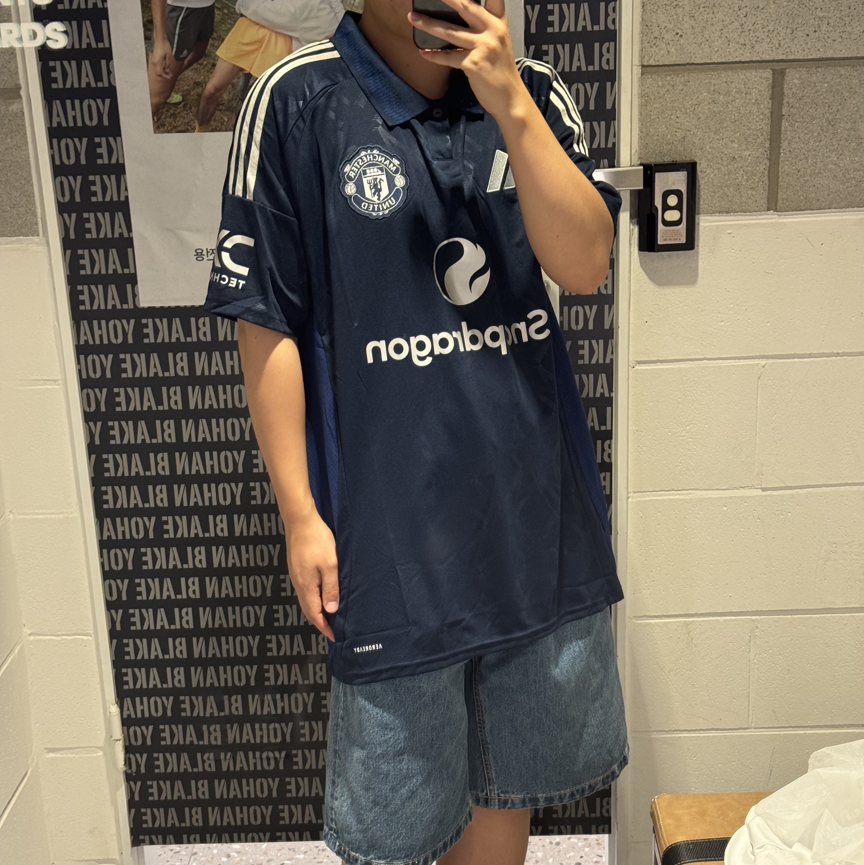 Adidas Manchester United 2024/25 Away Jersey Night Indigo - KR Sizing (Non Marking Ver.), Adidas Arsenal 2024/25 Home Jersey Better Scarlet White - KR Sizing (Non Marking Ver.) 착용 스타일 - 1