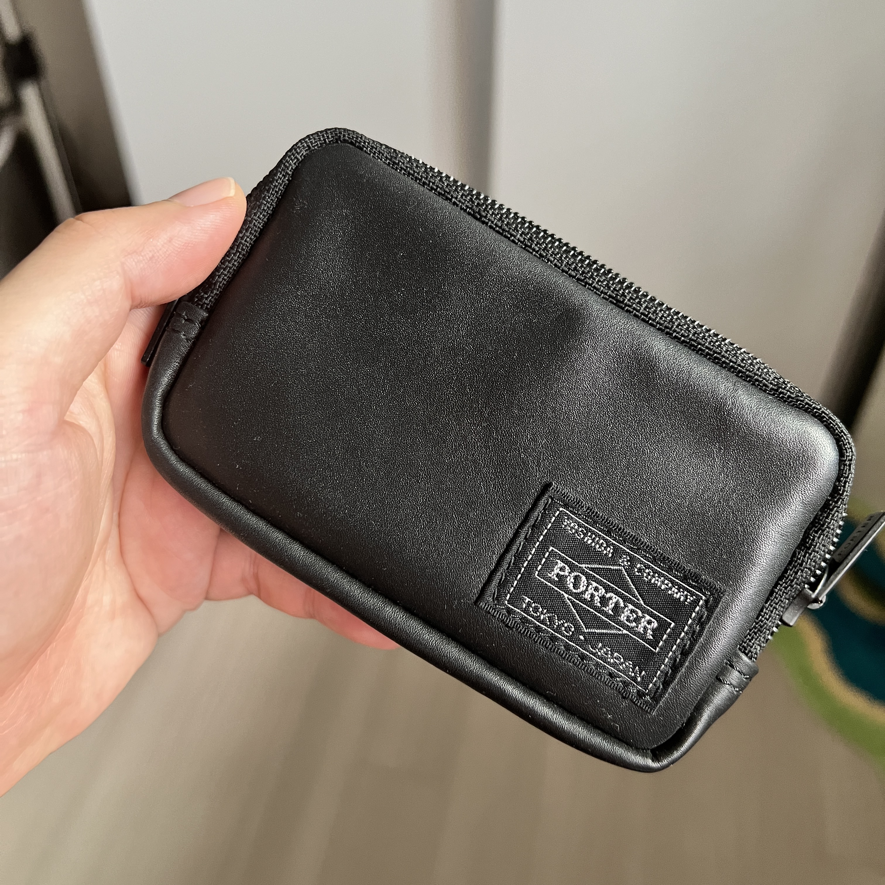 Porter Aloof Coin Case Black 착용 스타일