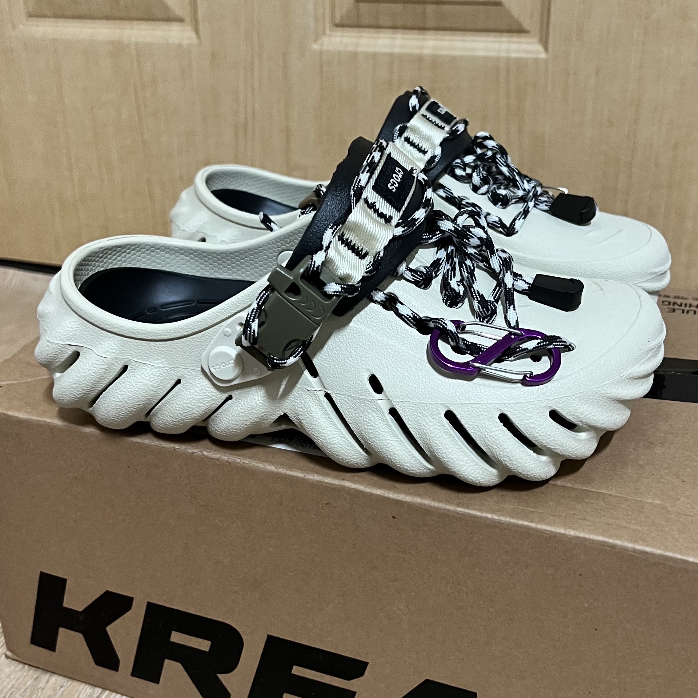 Crocs Echo Clog Bone Black 착용 스타일 - 2