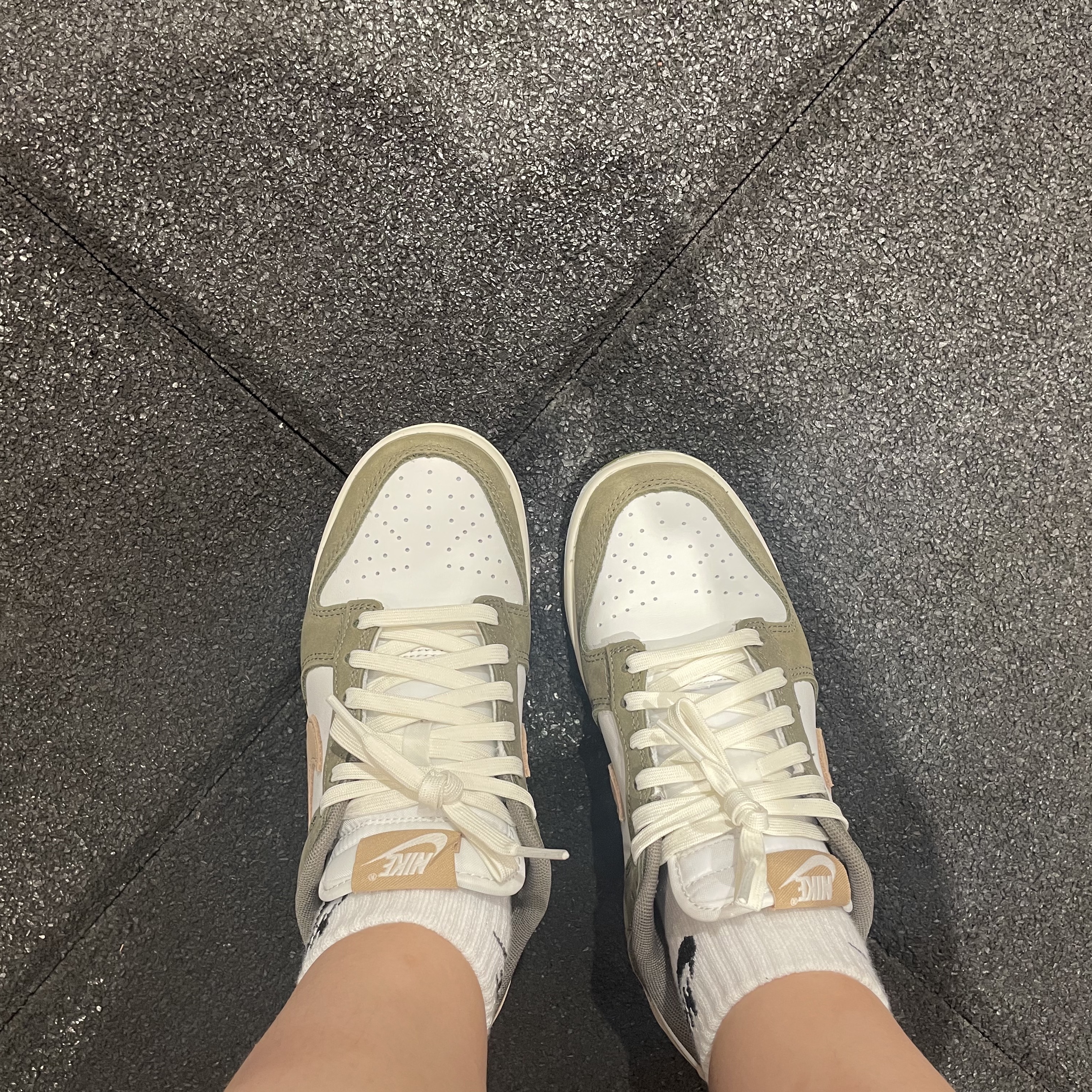 Nike Dunk Low Retro Premium Medium Olive and Summit White 착용 스타일