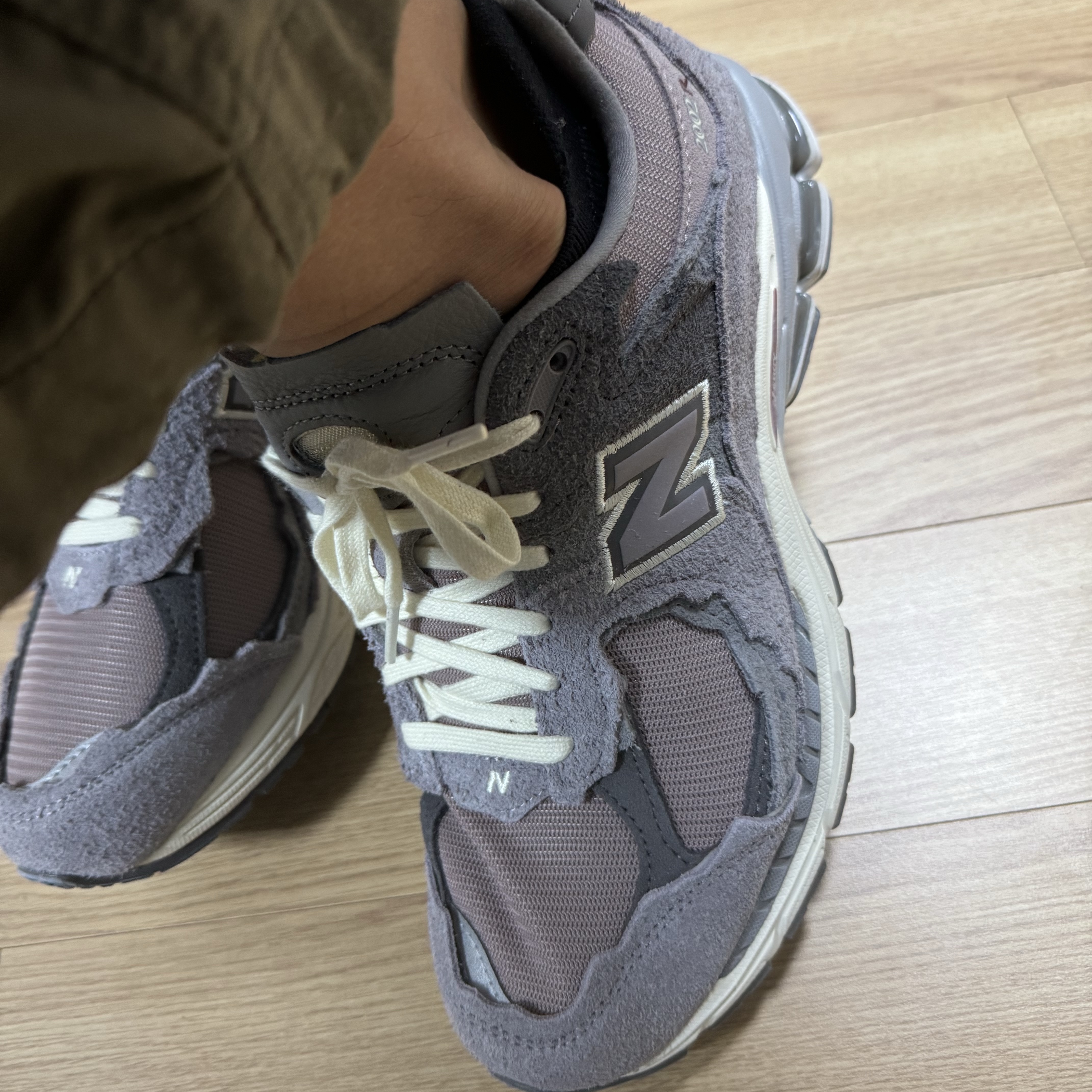 New Balance 2002R Protection Pack Zinc Eiffel Tower 착용 스타일 - 5