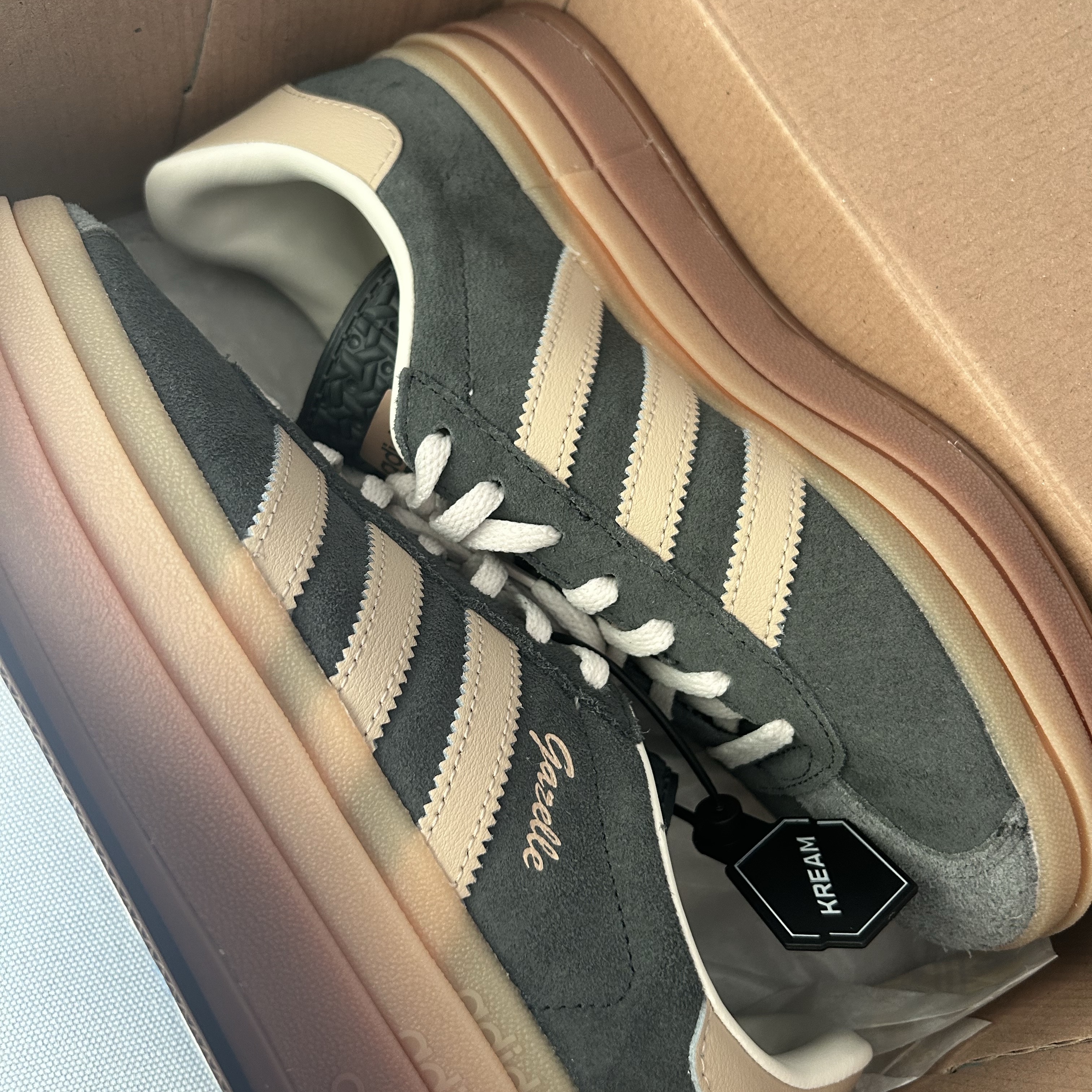 (W) Adidas Gazelle Bold Grey Six Magic Beige 착용 스타일 - 2