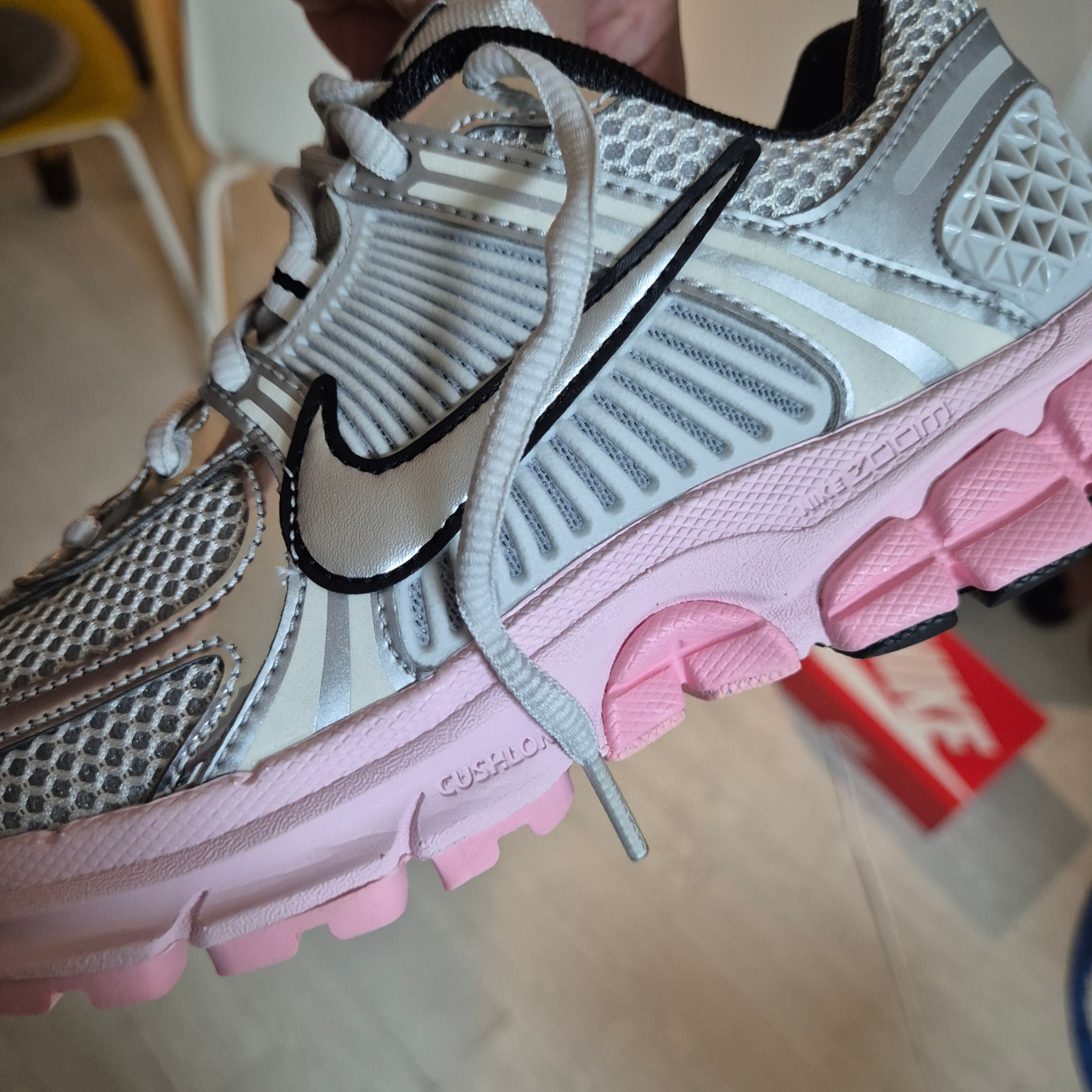 (W) Nike Zoom Vomero 5 Photon Dust Pink Foam 착용 스타일 - 2