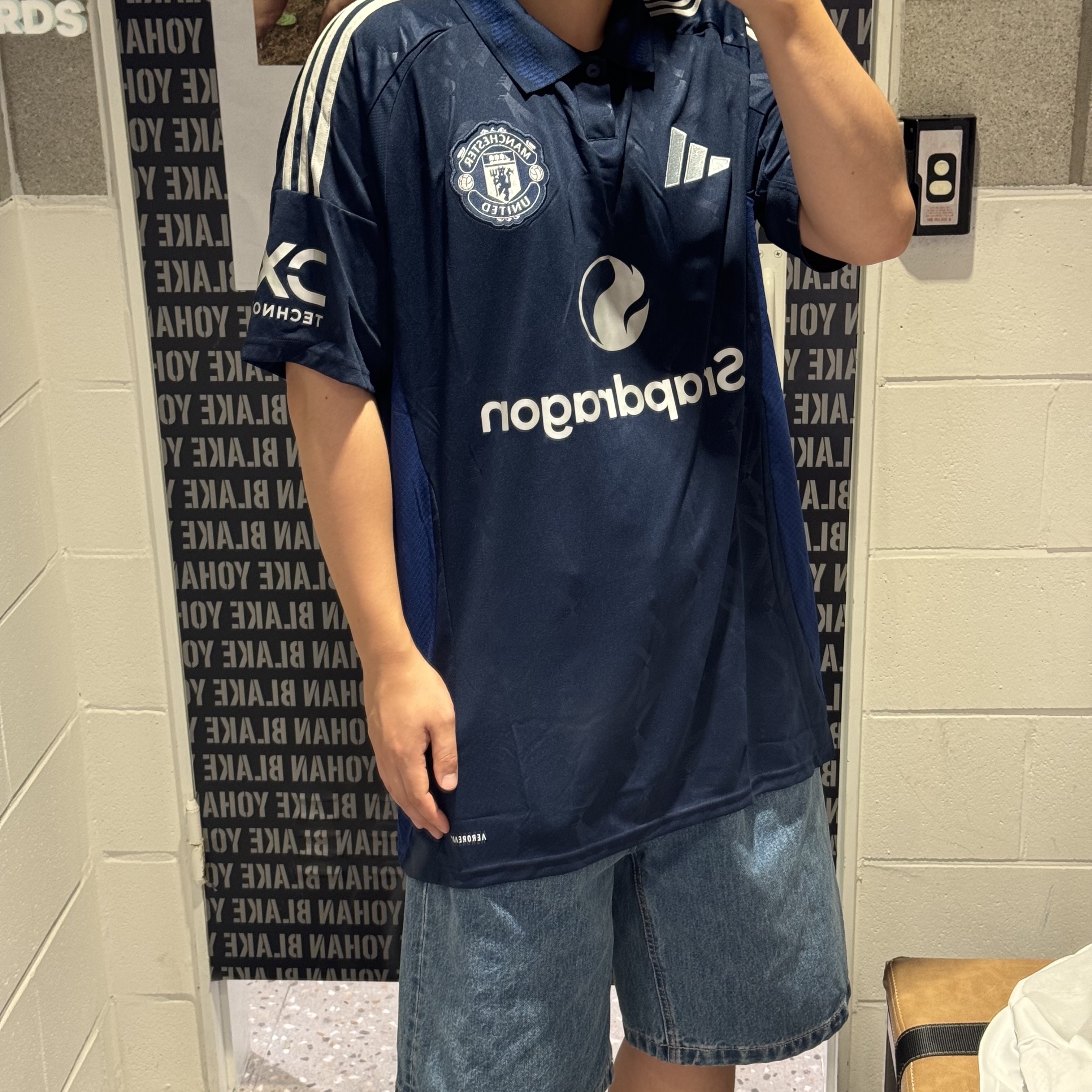 Adidas Manchester United 2024/25 Away Jersey Night Indigo - KR Sizing (Non Marking Ver.), Adidas Arsenal 2024/25 Home Jersey Better Scarlet White - KR Sizing (Non Marking Ver.) 착용 스타일 - 2