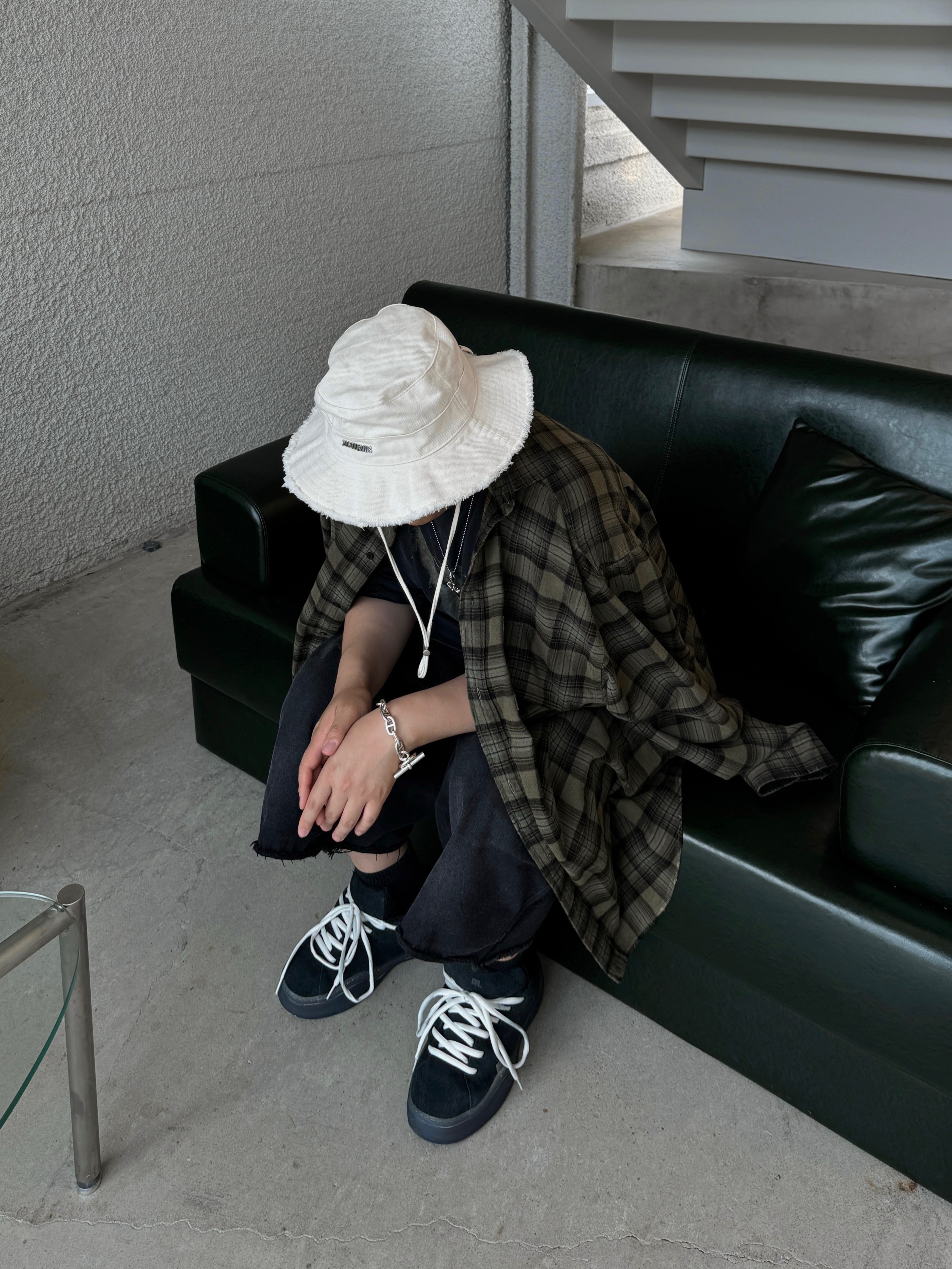 Balenciaga Paris Liberty Layered Oversized Shirts Dark Green, Jacquemus Le Bob Artichaut Bucket Hat Off White 착용 스타일 - 1