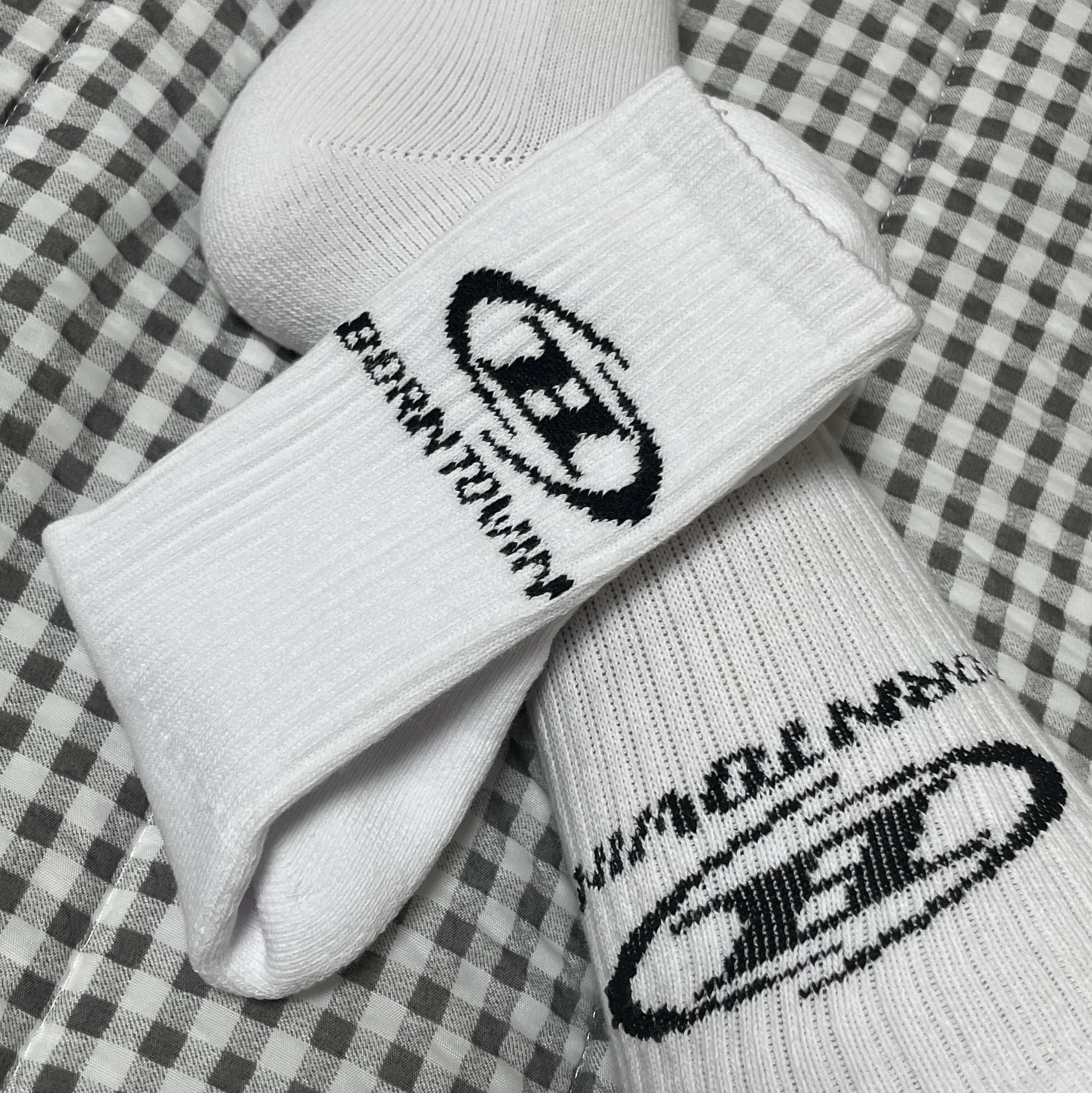 BORN TO WIN Symbol B Logo Socks White 착용 스타일