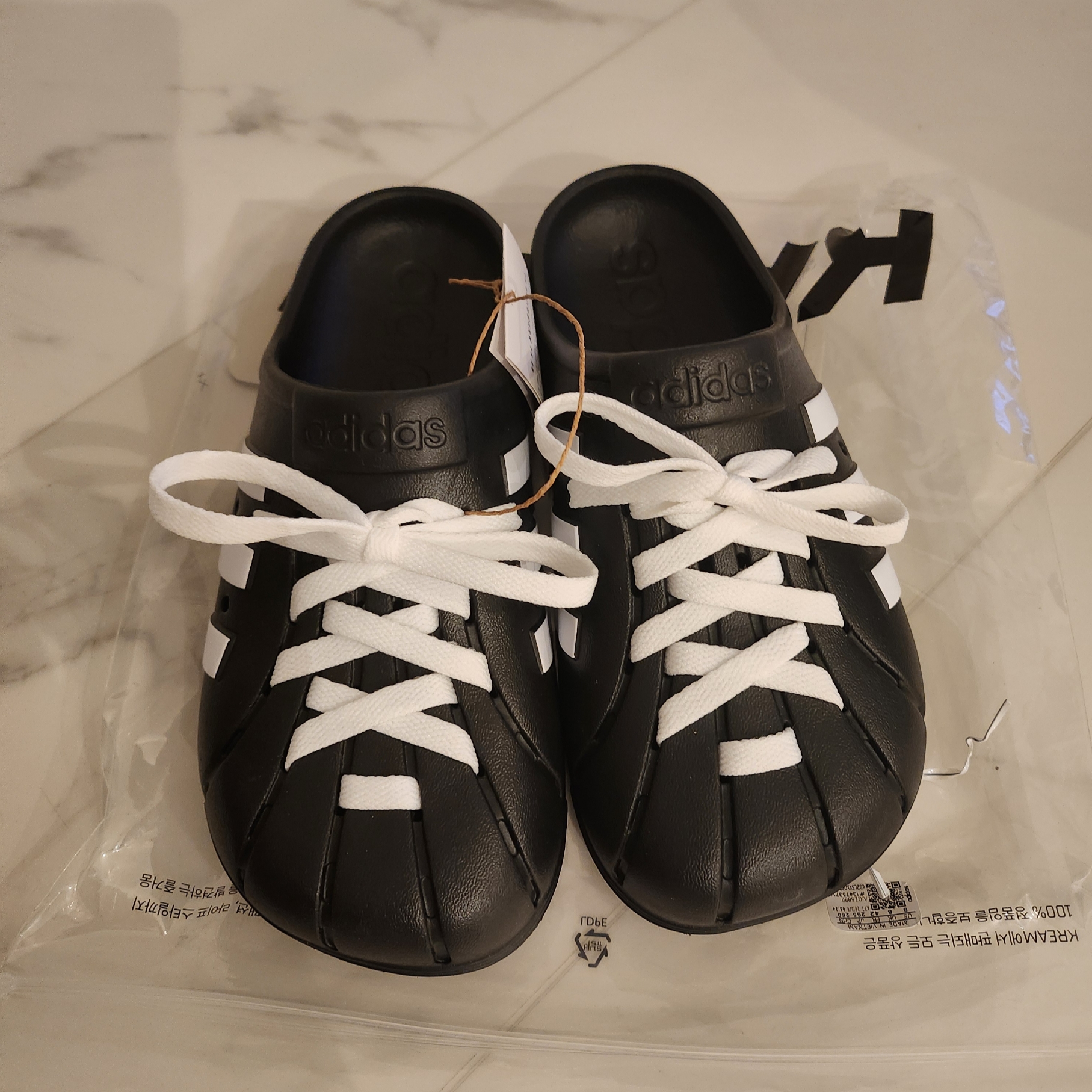 Adidas Adilette Clog Black White 착용 스타일