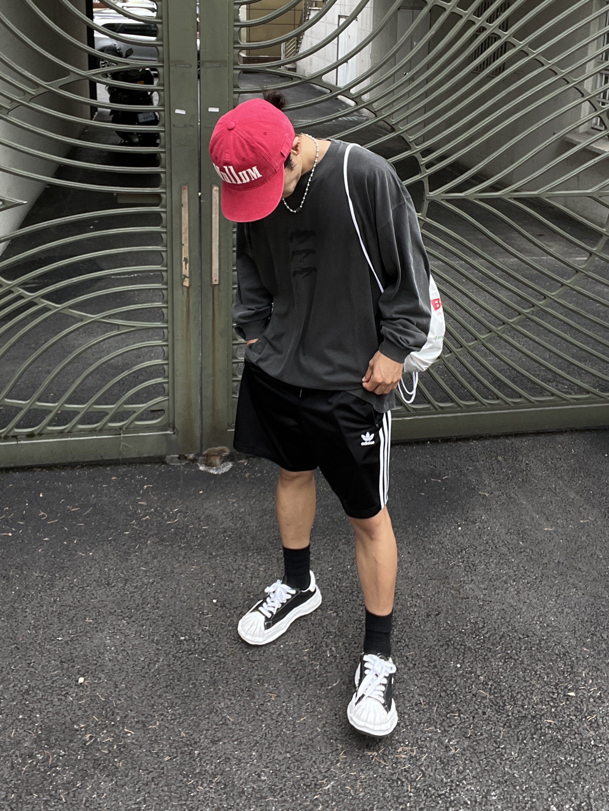 Adidas Adicolor Firebird Shorts Black White - KR Sizing, Maison Mihara Yasuhiro Blakey OG Sole Canvas Low-top Sneakers Black White 착용 스타일 - 2