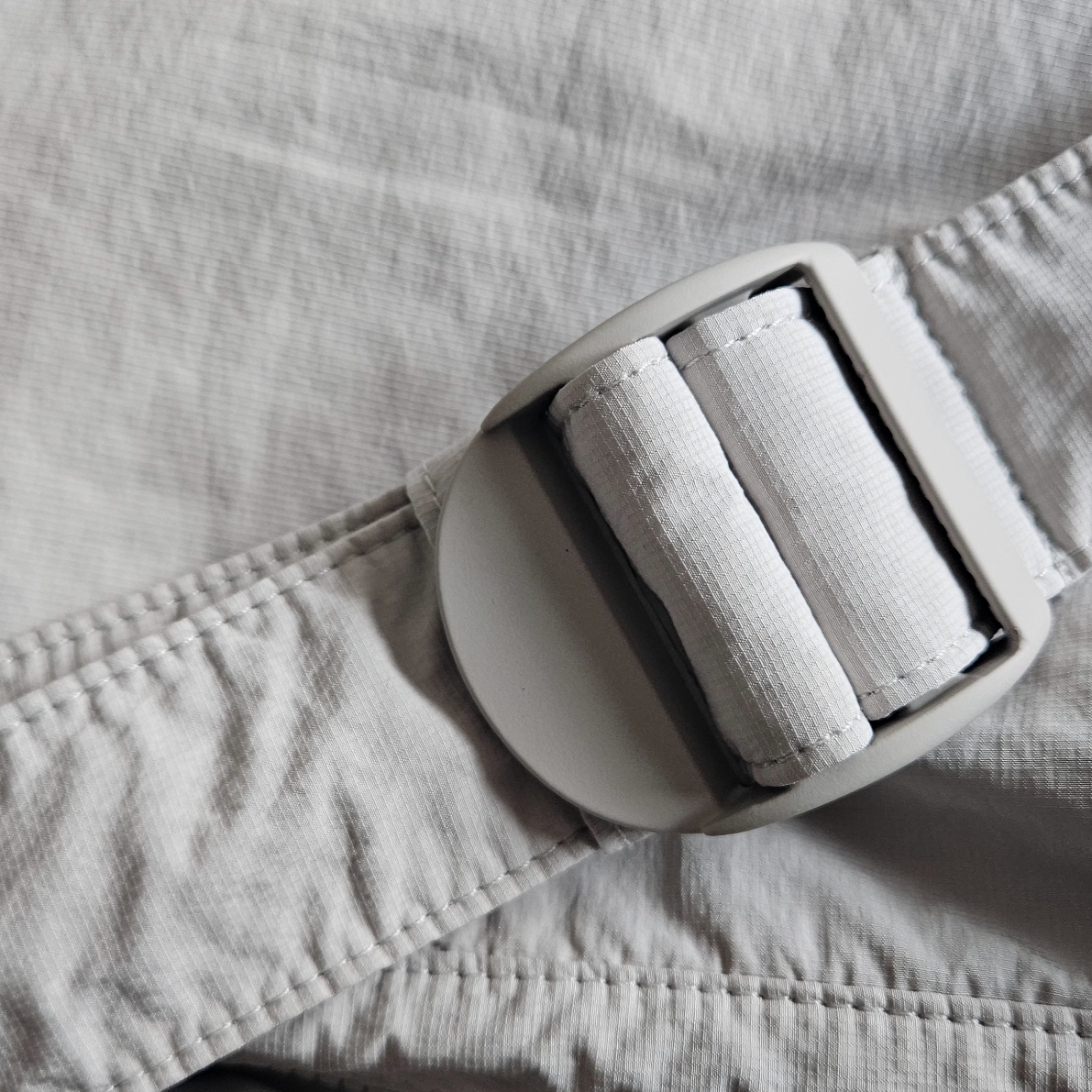 COS Nylon Crossbody Saddle Bag Light Grey Stone, COS Nylon Crossbody Saddle Bag Blue 착용 스타일 - 4