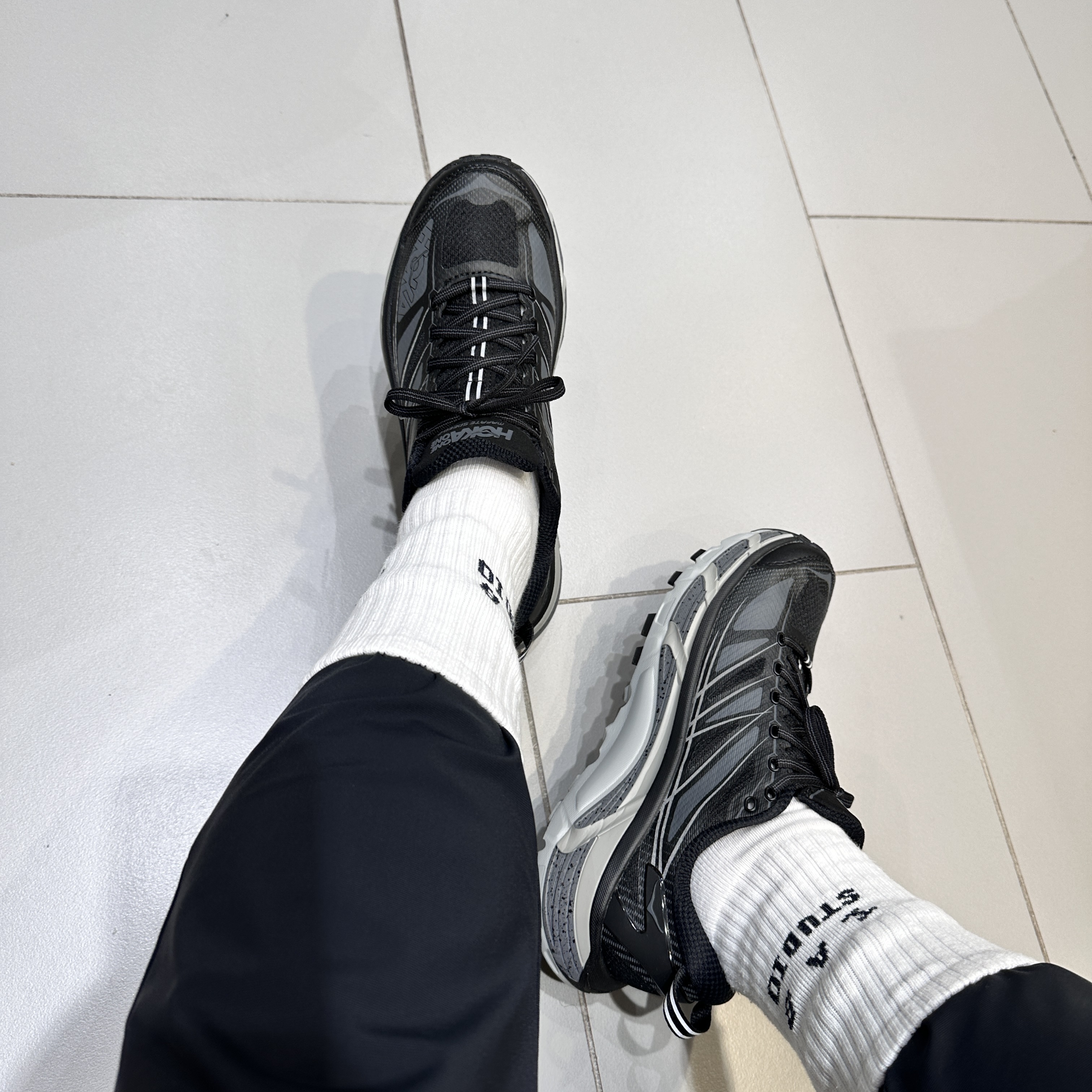 Hoka Mafate Speed 2 Black Castlerock, IAB Studio Socks White (5 Pack) 착용 스타일 - 2