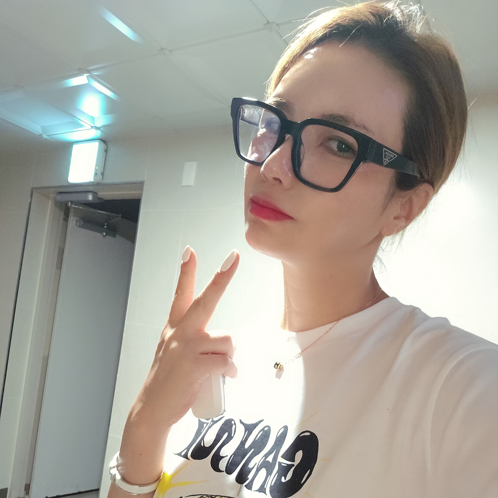 (W) Ganni Yellow Smiley Relaxed T-Shirt Bright White, Supreme Paris T-Shirt White - 24SS 착용 스타일 - 2