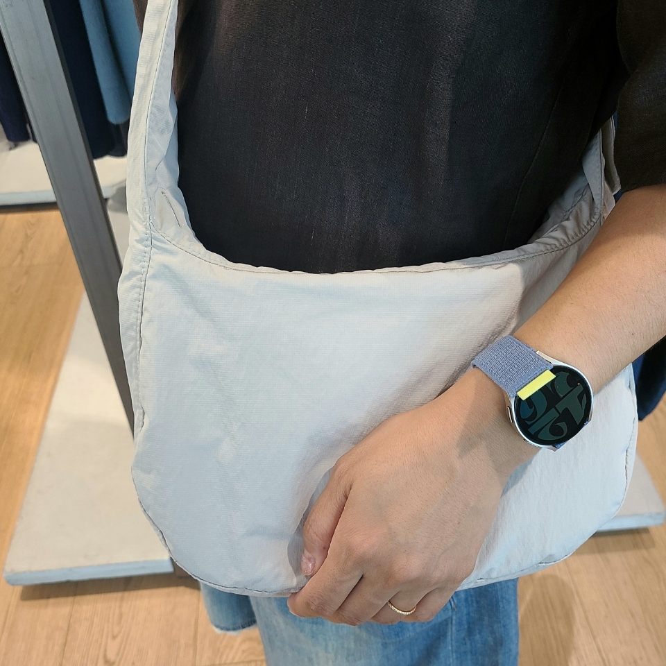 COS Nylon Crossbody Saddle Bag Light Grey Stone, COS Nylon Crossbody Saddle Bag Blue 착용 스타일 - 1