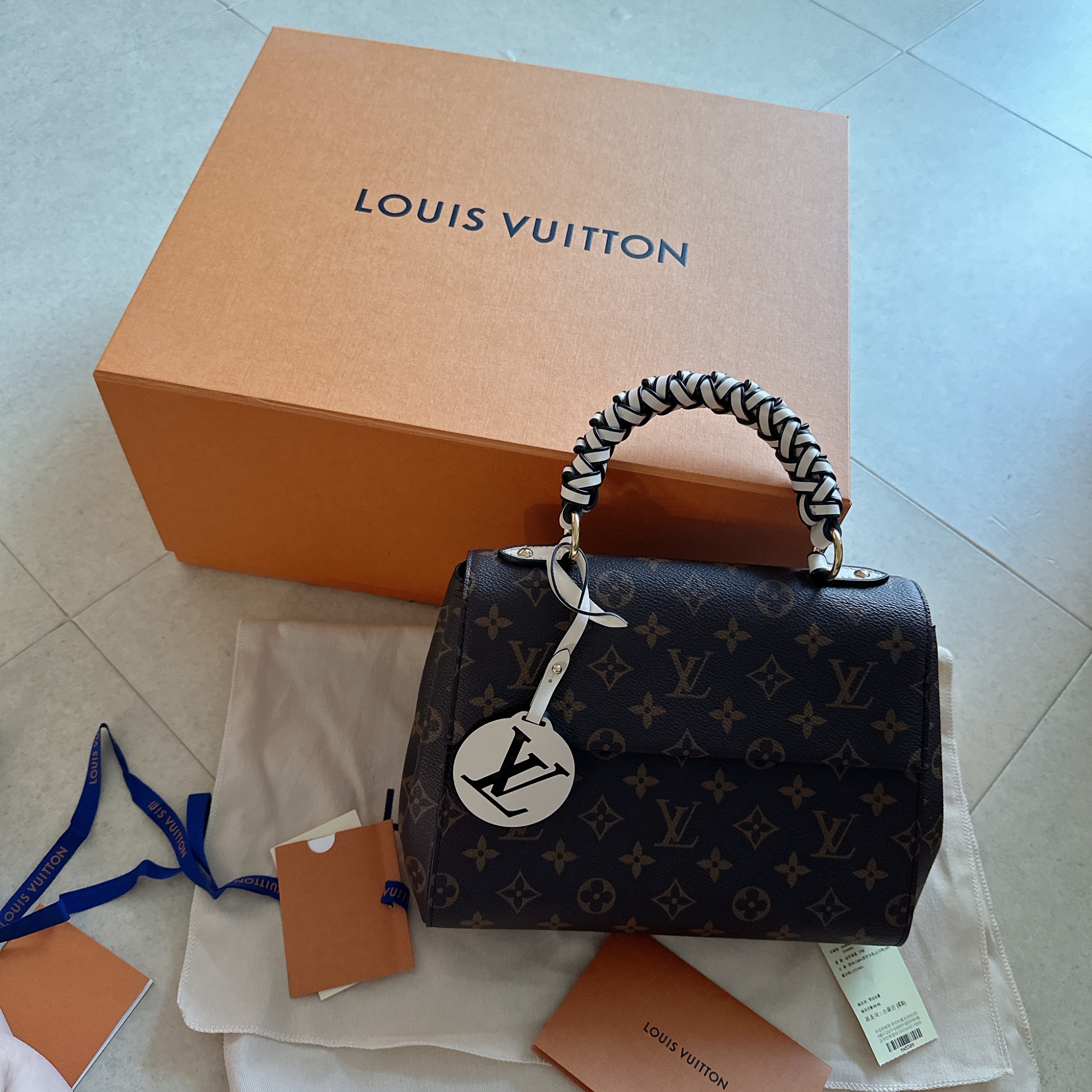 Louis Vuitton Cluny BB Monogram Black 착용 스타일