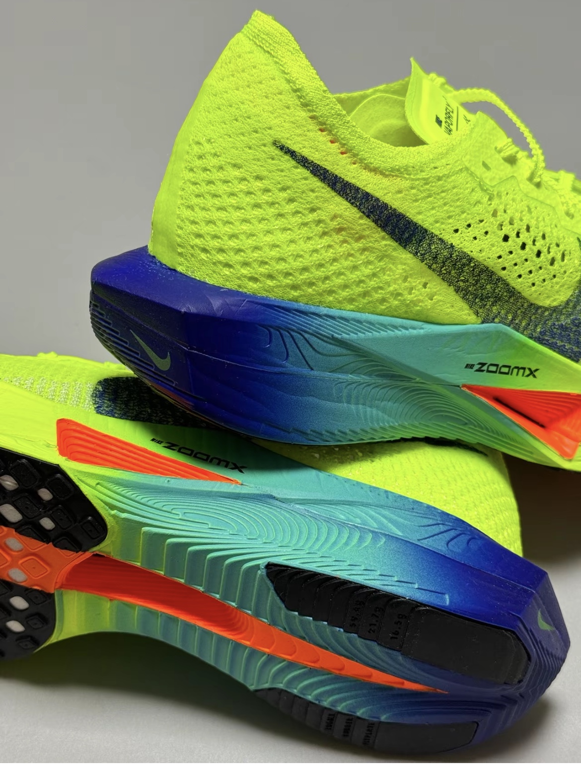 Nike ZoomX Vaporfly Next% 3 Volt Scream Green 착용 스타일 - 5