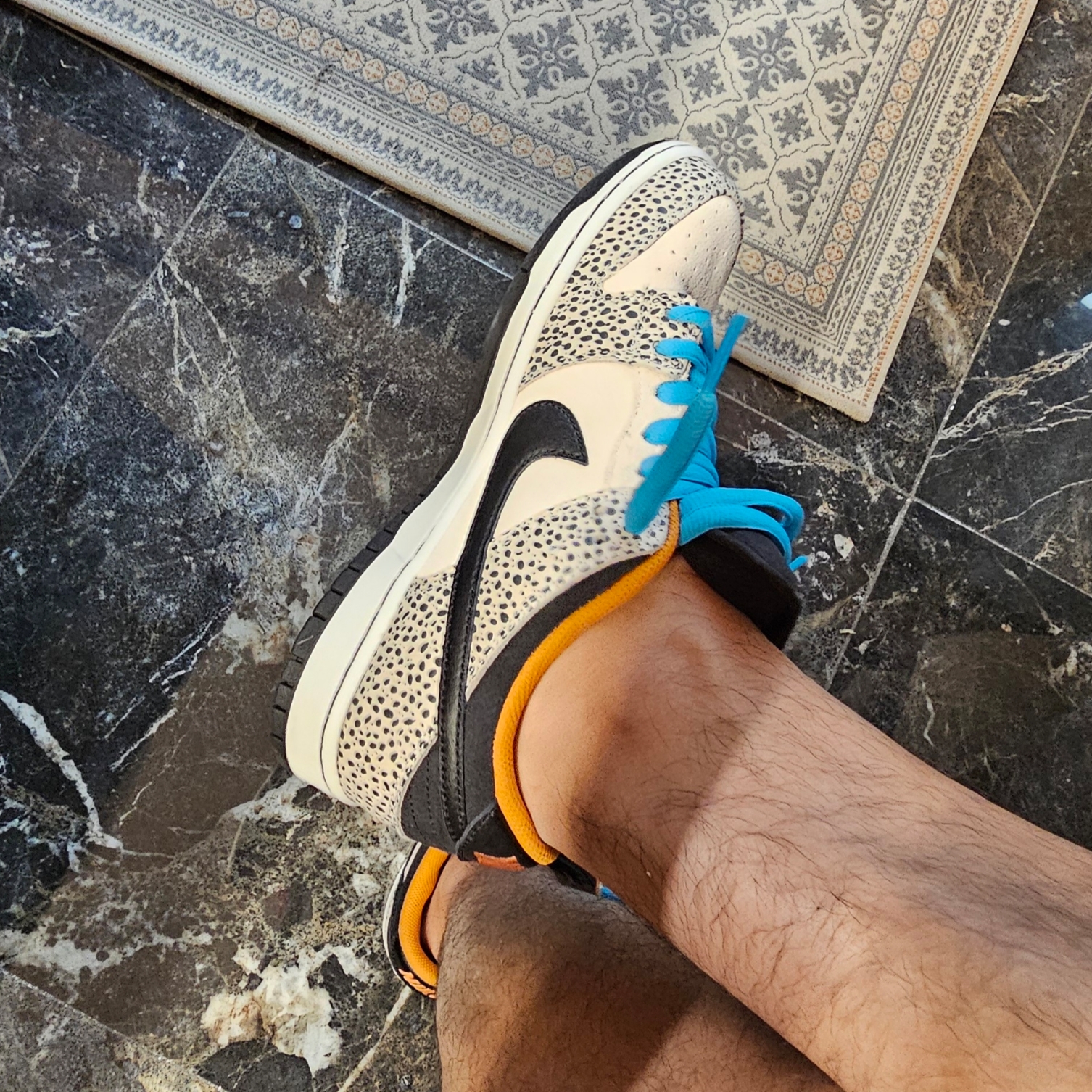 Nike SB Dunk Low Pro Electric Phantom and Black 착용 스타일 - 3