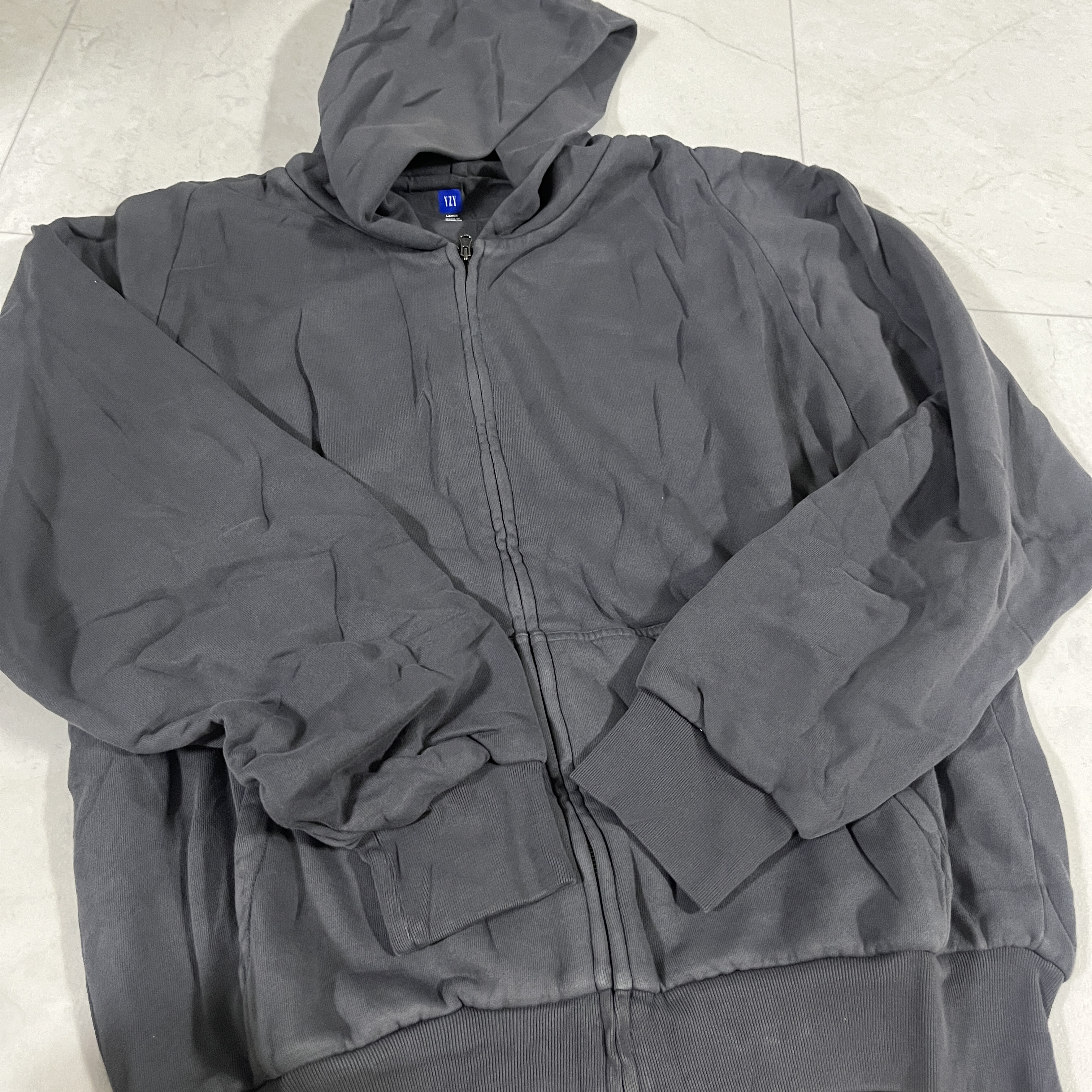 Yeezy YZY Zip-Up Hoodie Dark Grey 착용 스타일